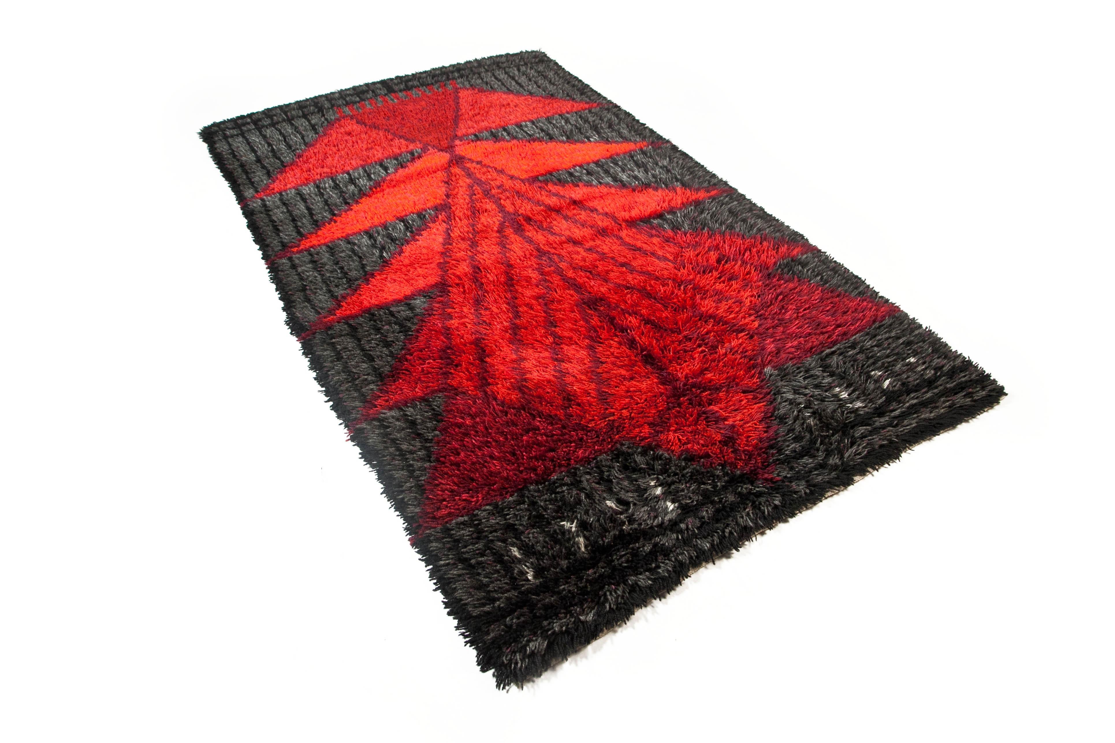 Late 20th Century Vintage Swedish Rya Rug, Dark Grey and Red Patterned, Sweden, 1970s