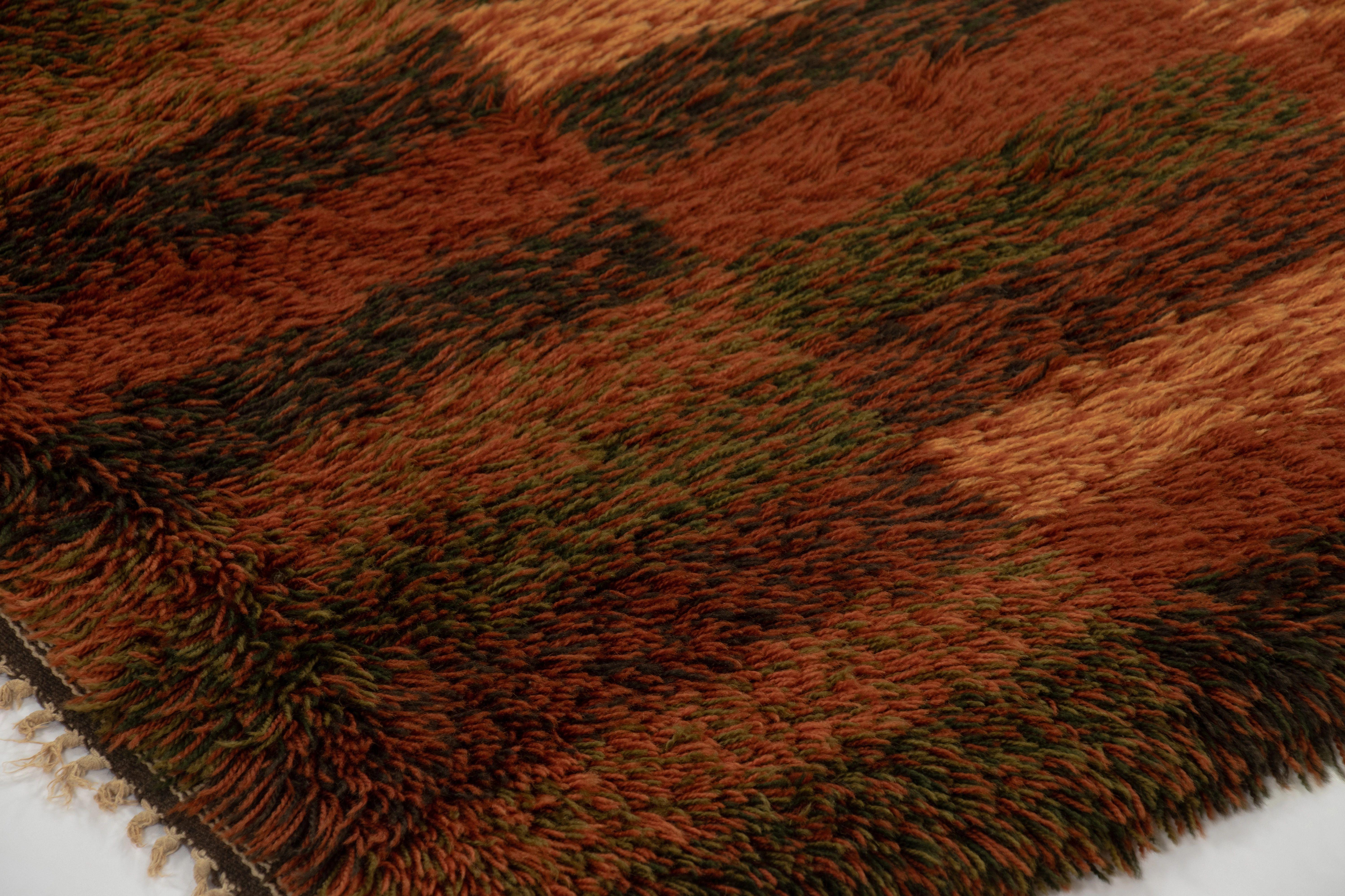 Noué à la main en laine à poils longs en Suède vers 1960-1970, ce tapis suédois vintage Rya de 5x7 est un nouvel ajout audacieux à la collection de tapis scandinaves emblématiques du milieu du siècle de Rug & Kilim de cette provenance.

Sur le