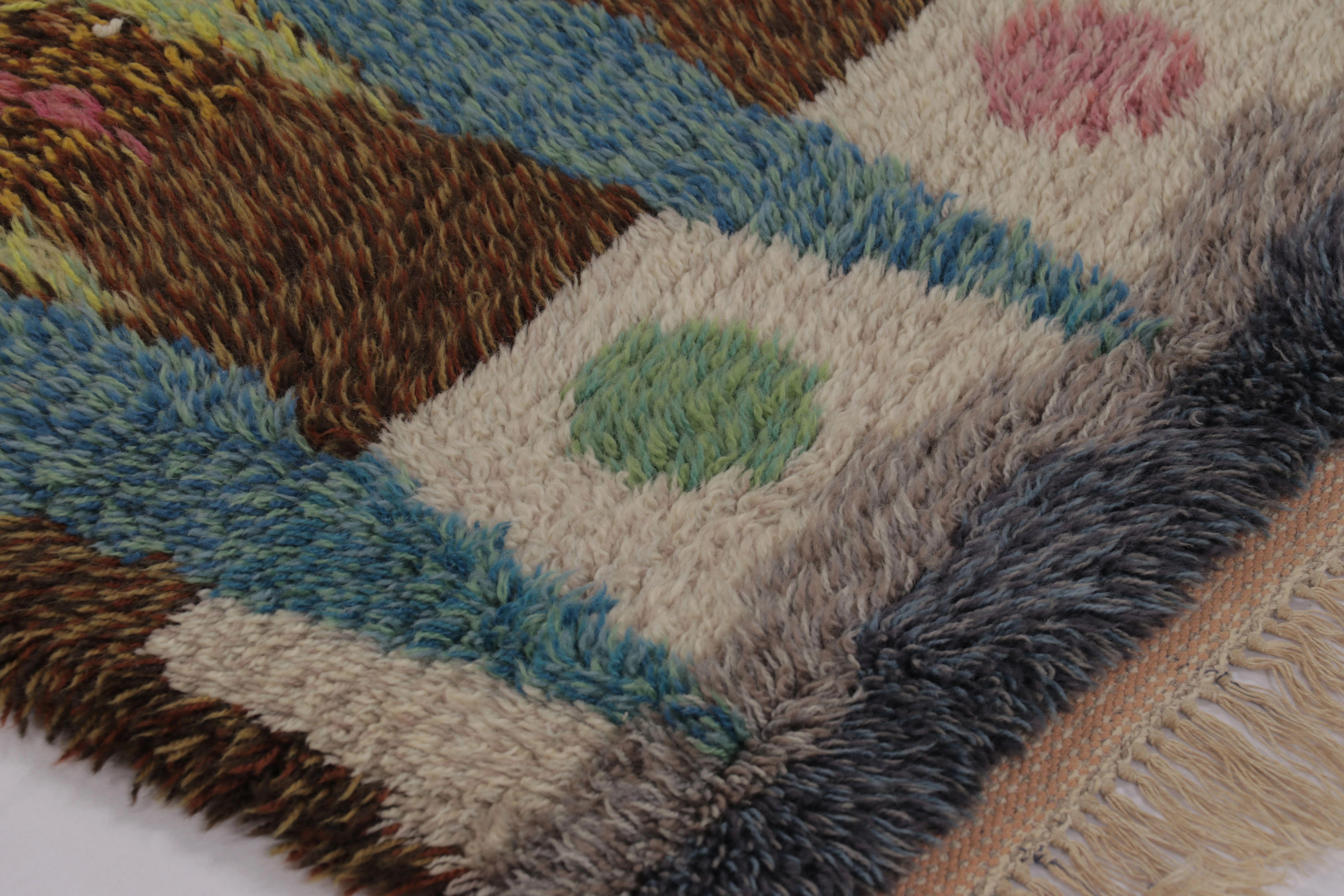 Annodato a mano in lussureggiante lana a pelo alto in Svezia intorno al 1960-1970, questo tappeto vintage Rya svedese 3x4 è una nuova e audace aggiunta alla collezione di Rug & Kilim di tappeti scandinavi di metà secolo iconici e da collezione di