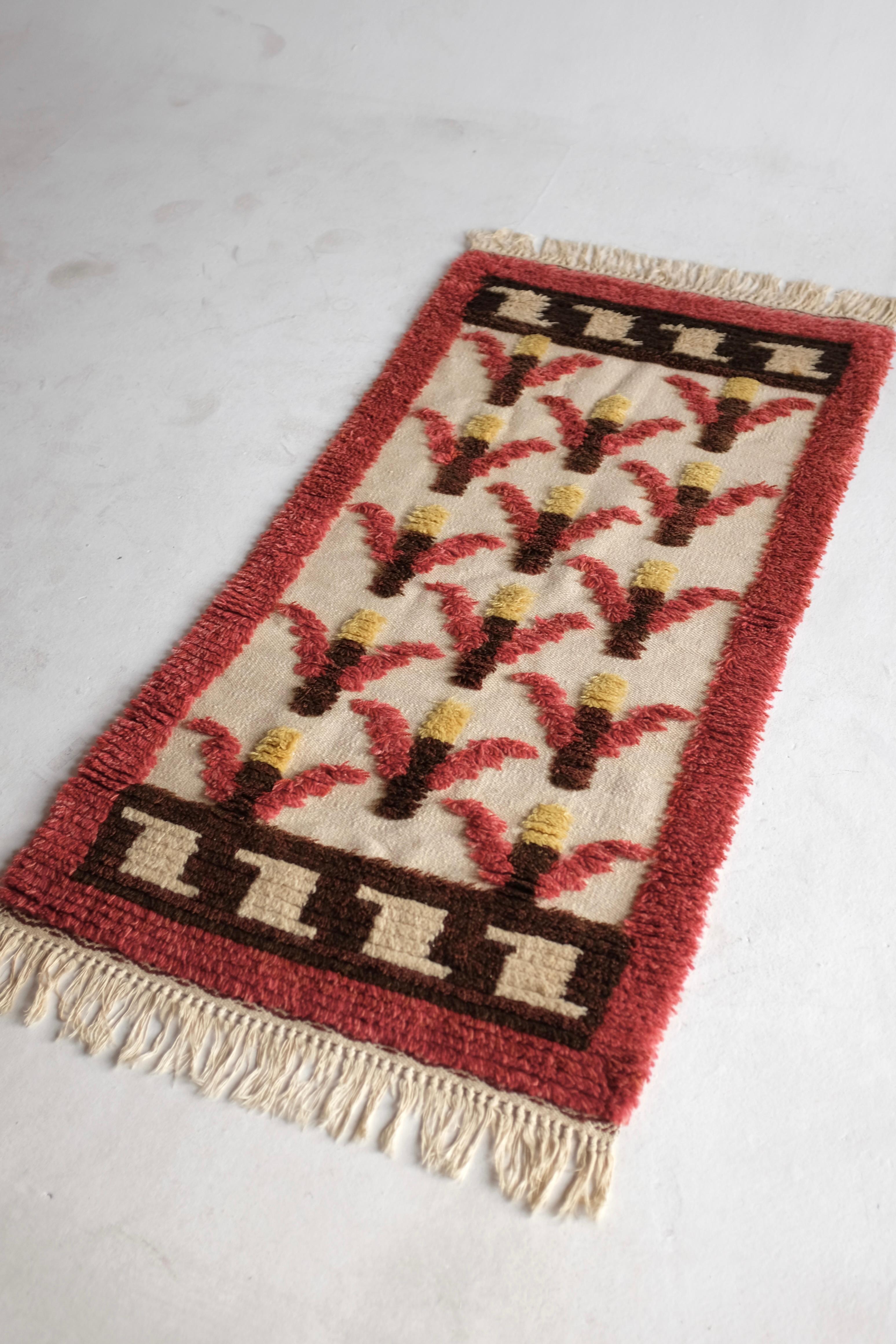 Charming small vintage Swedish rya rug from the 1950s. Geometric flower pattern in red, yellow and brown against a white base. Age appropriate wear with a small stain (shows in last picture).

Dimensions: L 51.9 in x W 26.3 in.