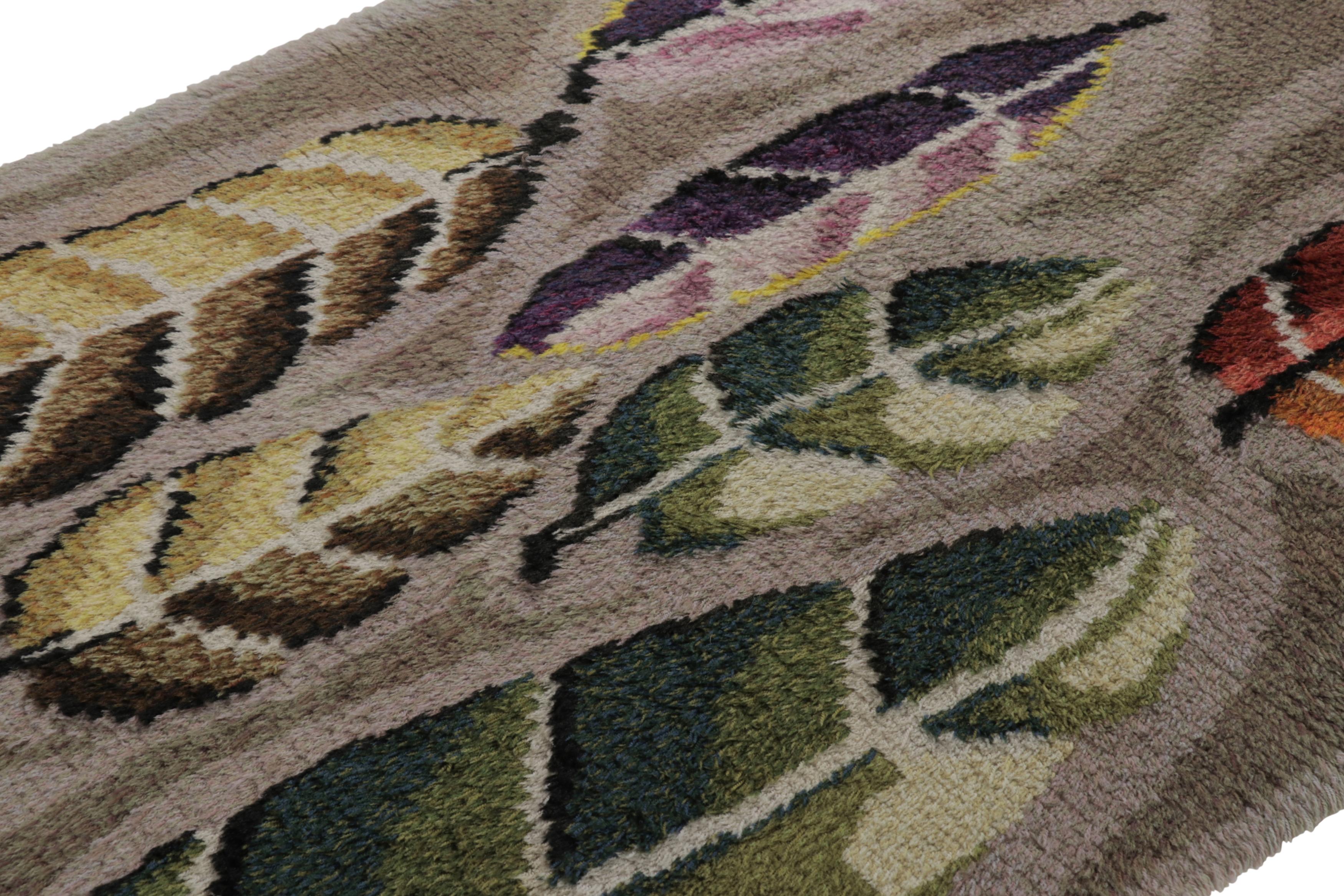 Dieser schwedische Rya-Teppich im 4x7-Format, handgeknüpft aus üppiger, hochfloriger Wolle in Schweden um 1960-1970, ist eine kühne neue Ergänzung zu Rug & Kilims Auswahl an ikonischen, sammelwürdigen skandinavischen Teppichen dieser Provenienz aus