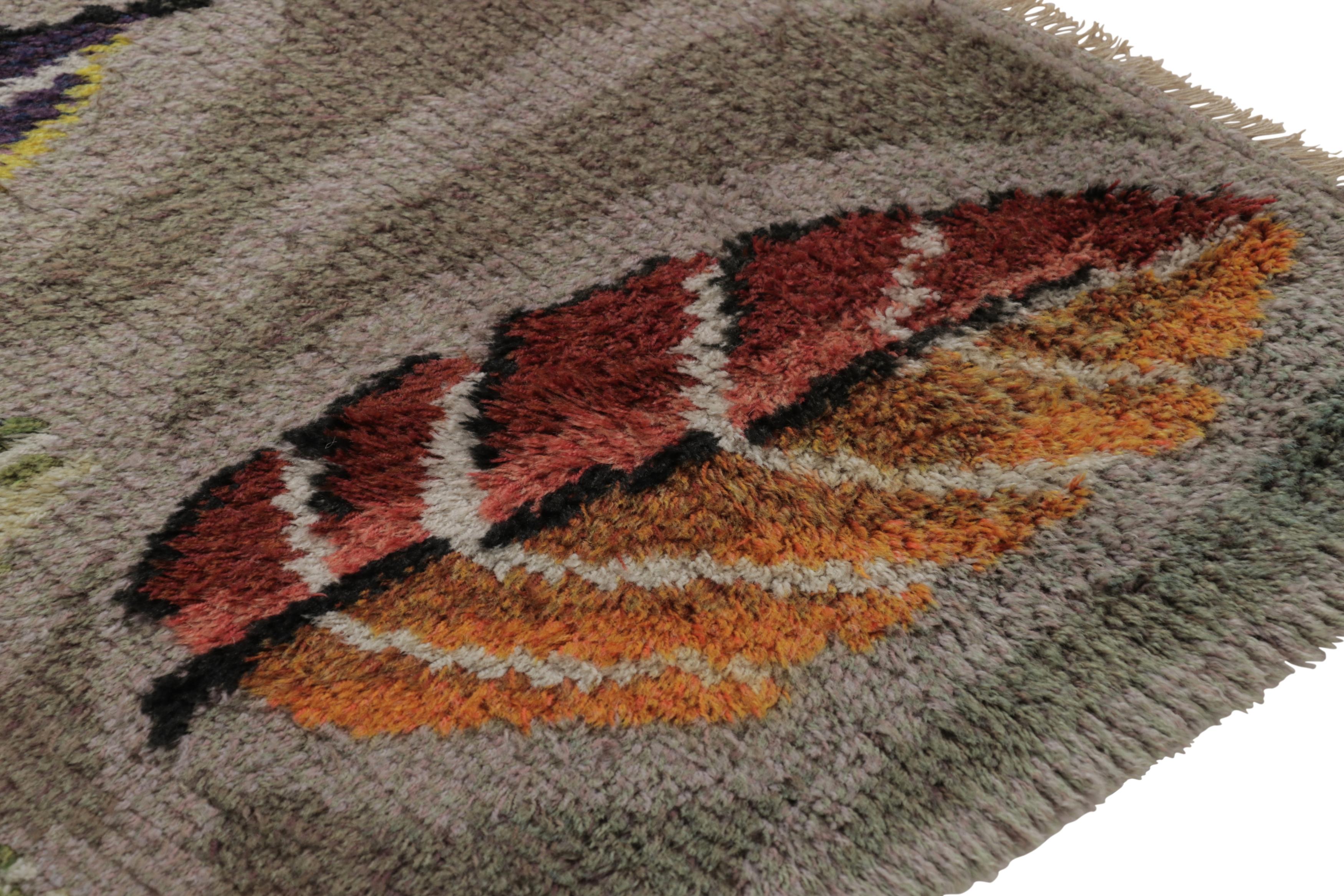 Schwedischer Vintage-Teppich Rya, grau mit skandinavischen Blattblüten - Rug & Kilim (Stammeskunst) im Angebot