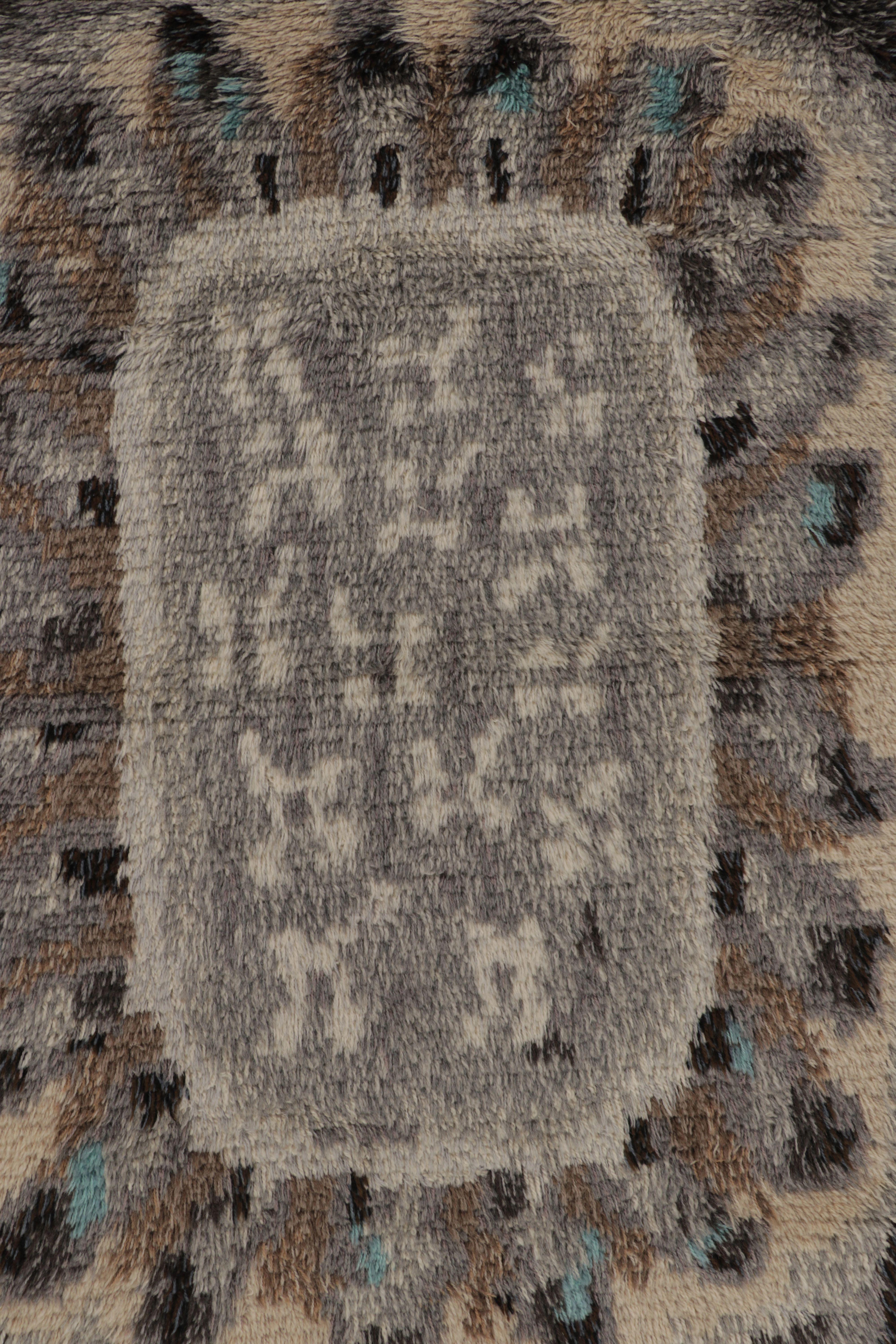 Annodato a mano in lussureggiante lana a pelo alto in Svezia intorno al 1960-1970, questo tappeto vintage Rya svedese 4x5 è una nuova e audace aggiunta alla collezione di Rug & Kilim di tappeti scandinavi della metà del secolo, iconici e da