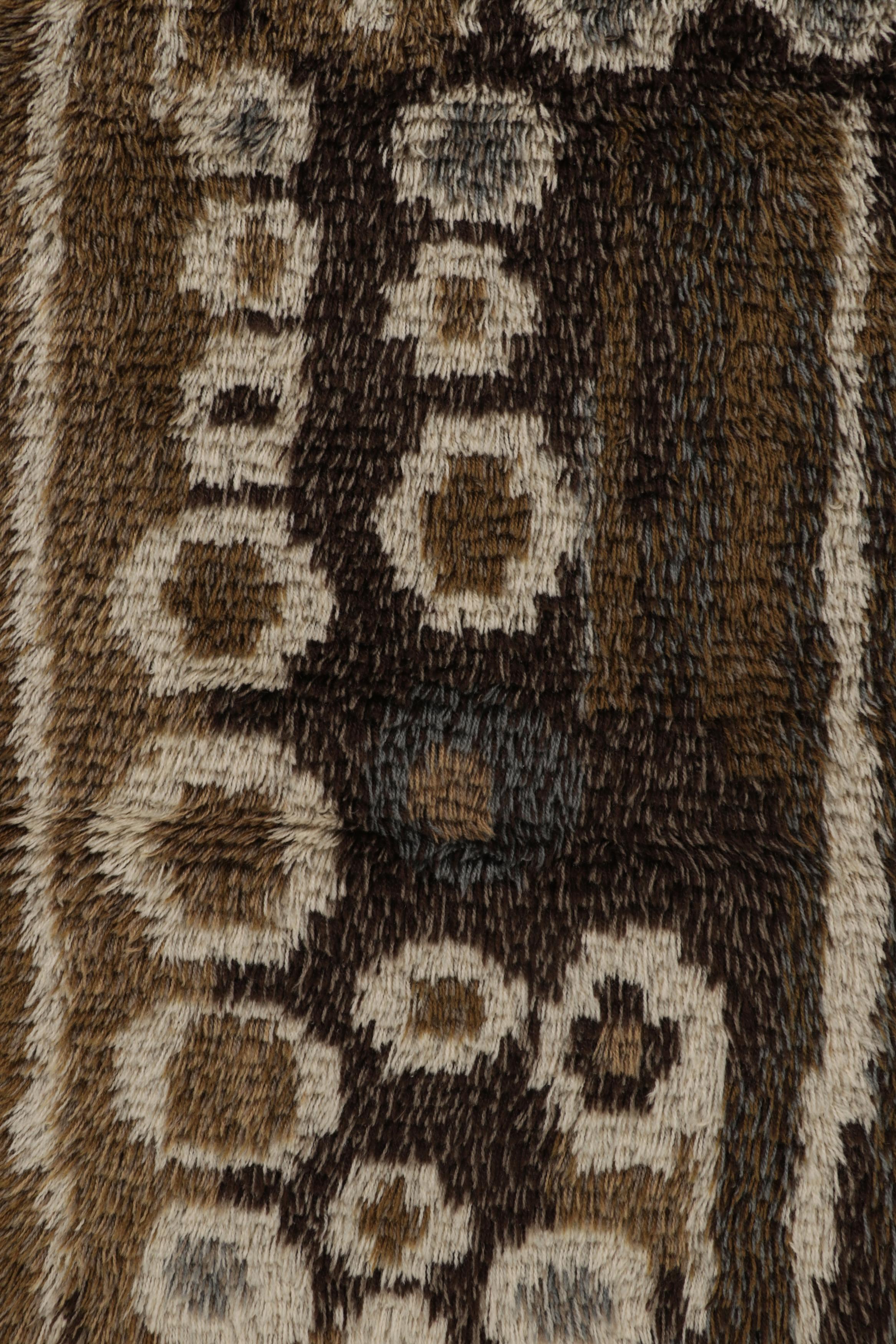 Alfombra sueca vintage Rya en beige-marrón con motivos geométricos - Rug & Kilim Anudado a mano en venta