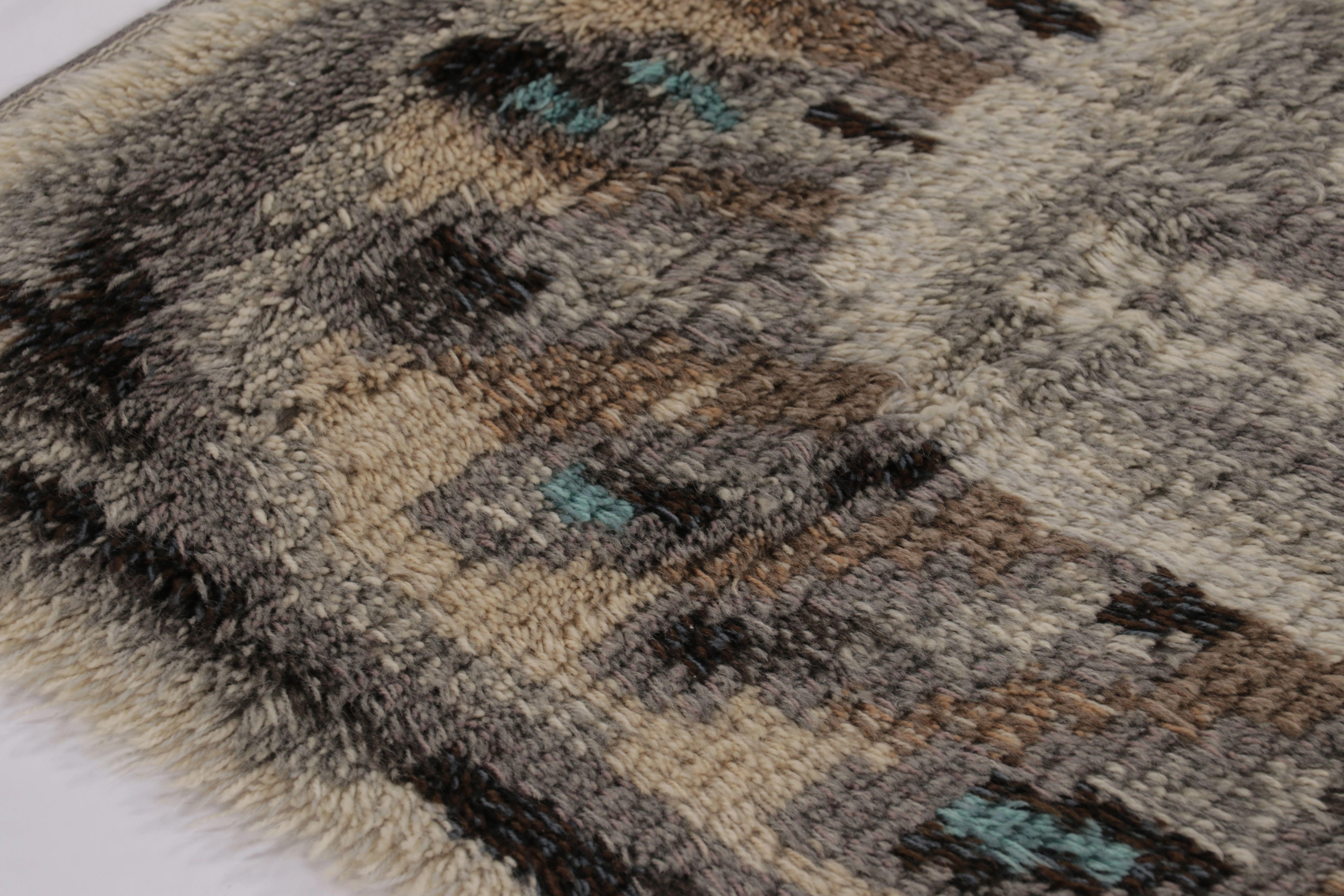 Annodato a mano Tappeto Rya svedese vintage in beige-marrone con motivi geometrici - Rug & Kilim in vendita