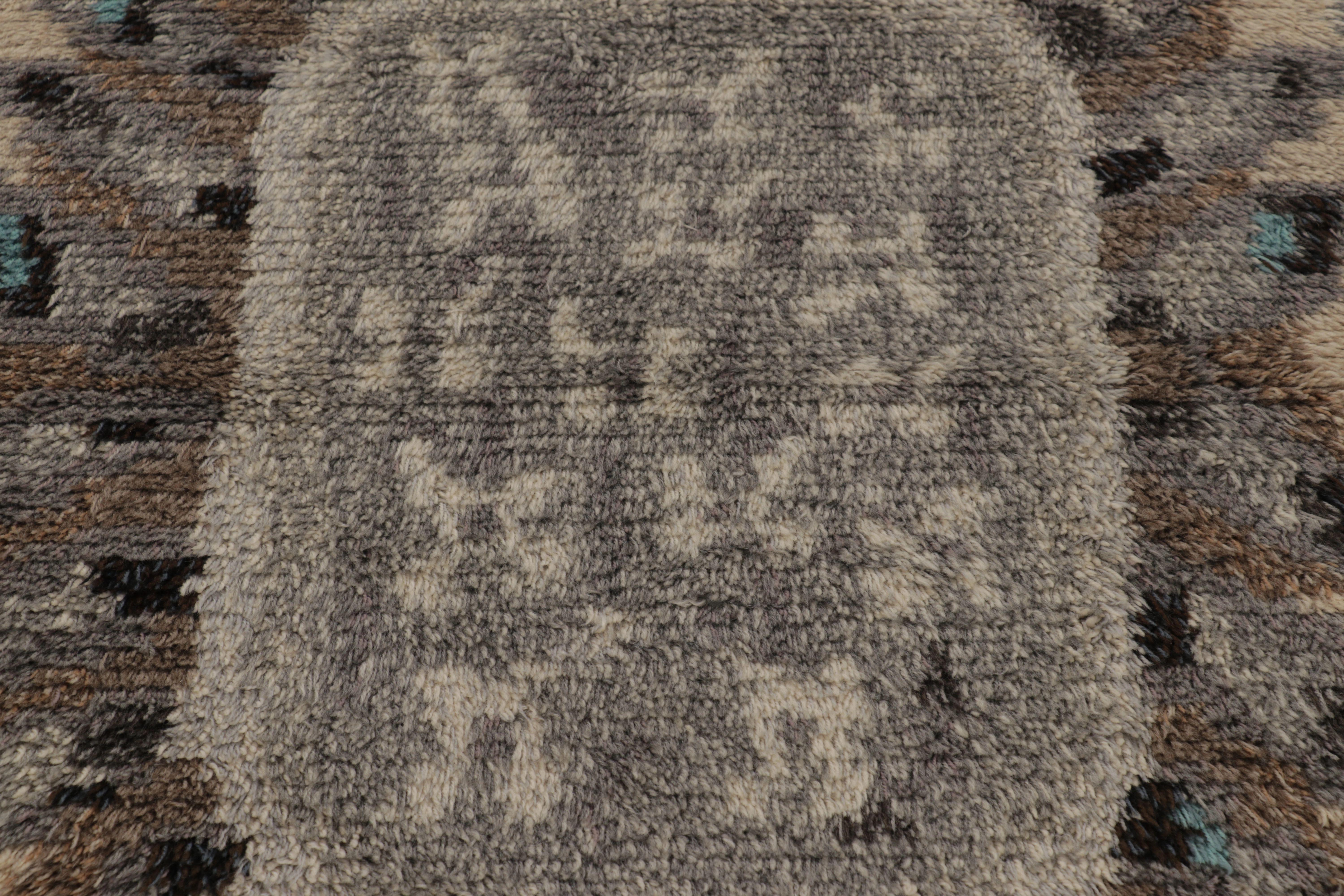 Tappeto Rya svedese vintage in beige-marrone con motivi geometrici - Rug & Kilim In condizioni buone in vendita a Long Island City, NY