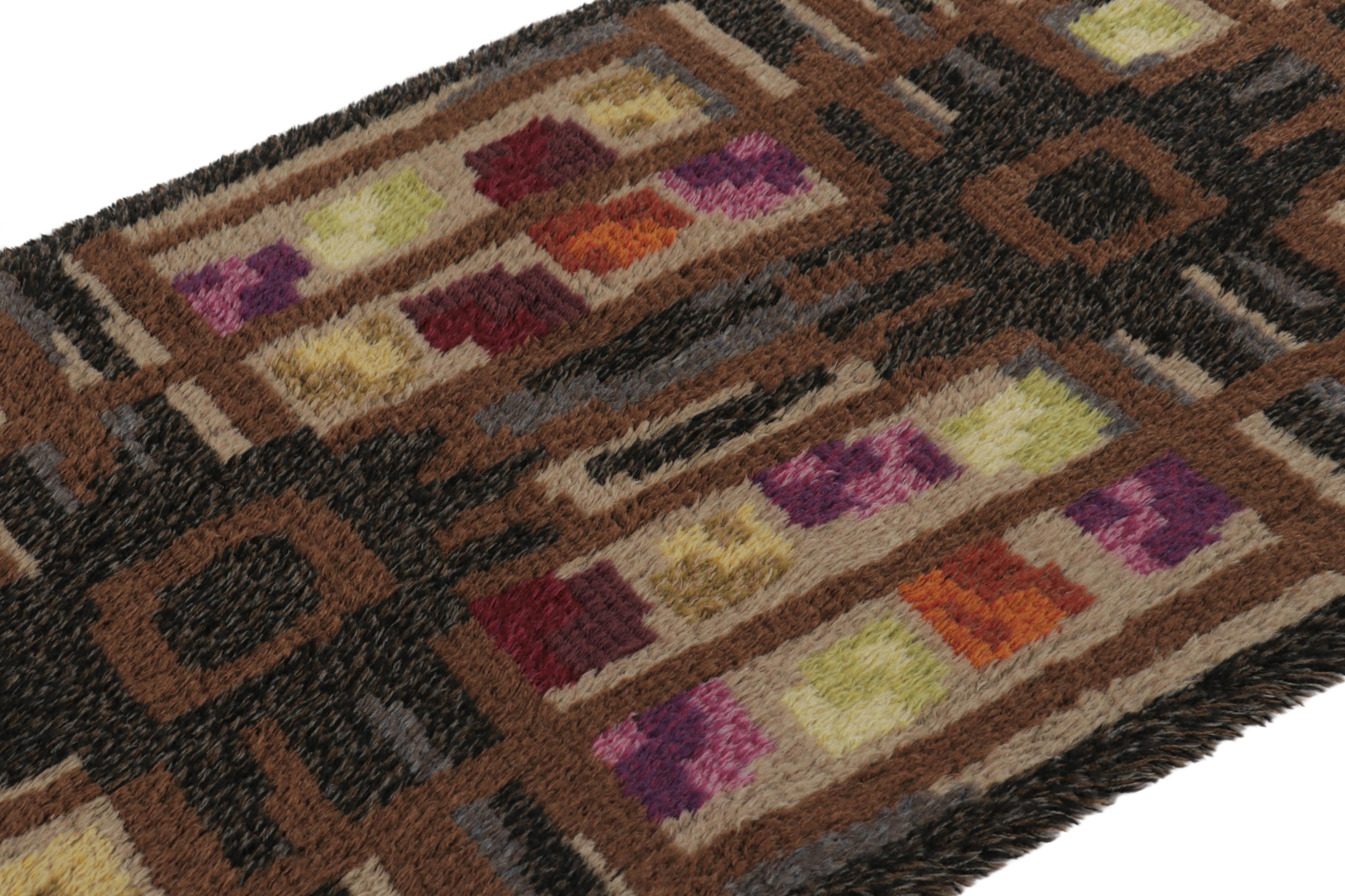 Noué à la main en Suède vers 1960-1970 dans une laine luxuriante à poils longs, ce tapis suédois vintage Rya 4x7 est un nouvel ajout audacieux à la collection de Rug & Kilim de tapis scandinaves emblématiques du milieu du siècle de cette provenance.