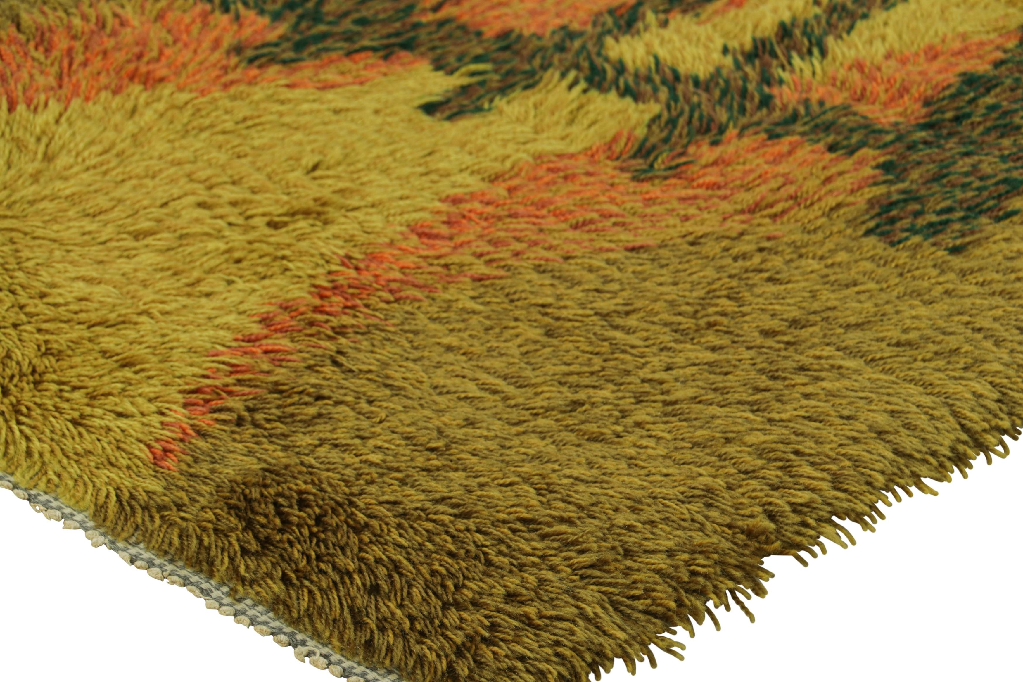 Milieu du XXe siècle Tapis Rya suédois vintage vert avec motif géométrique  Rug & Kilim en vente