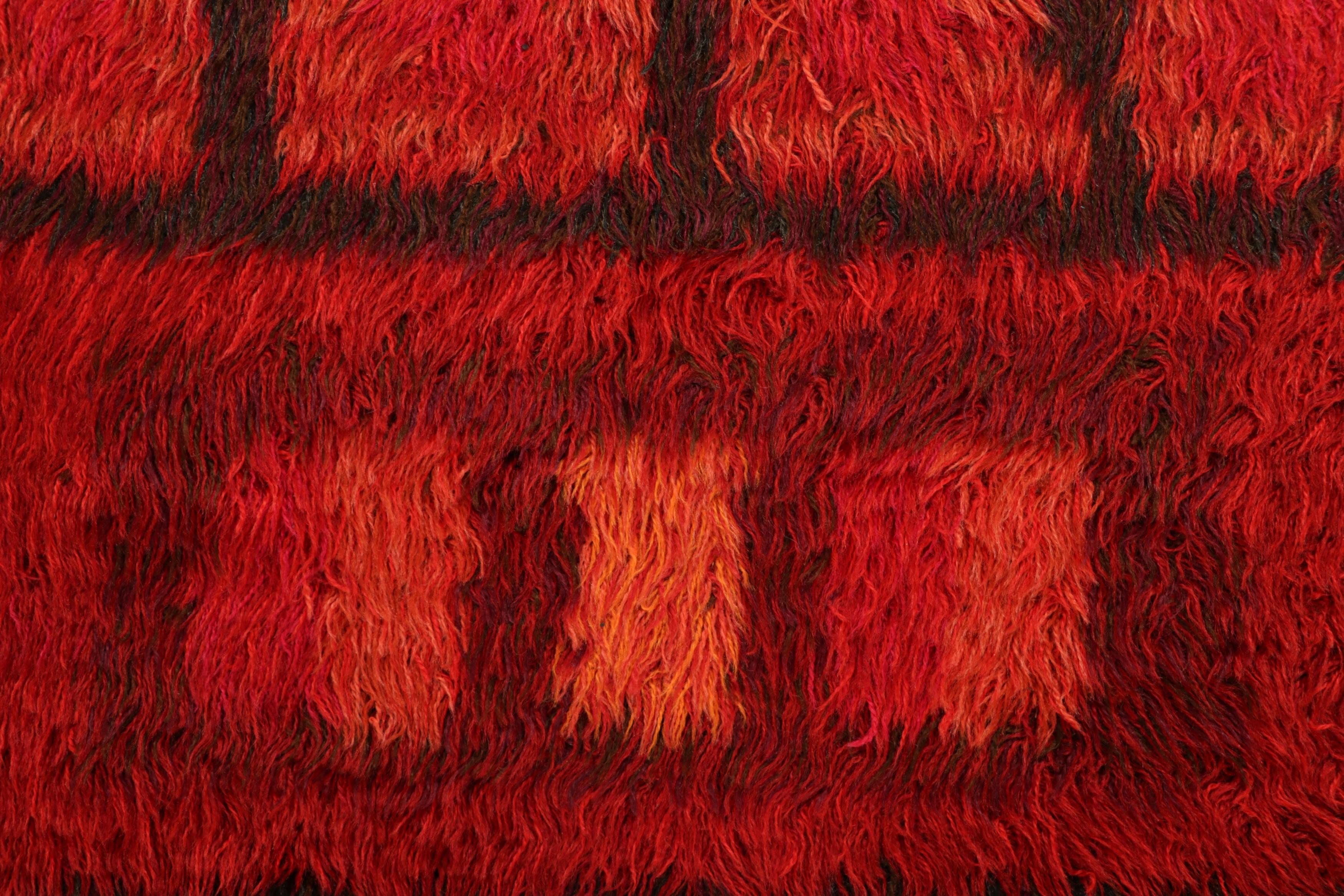 Svedese Tappeto Rya svedese vintage in rosso e marrone con motivo geometrico  Rug & Kilim in vendita