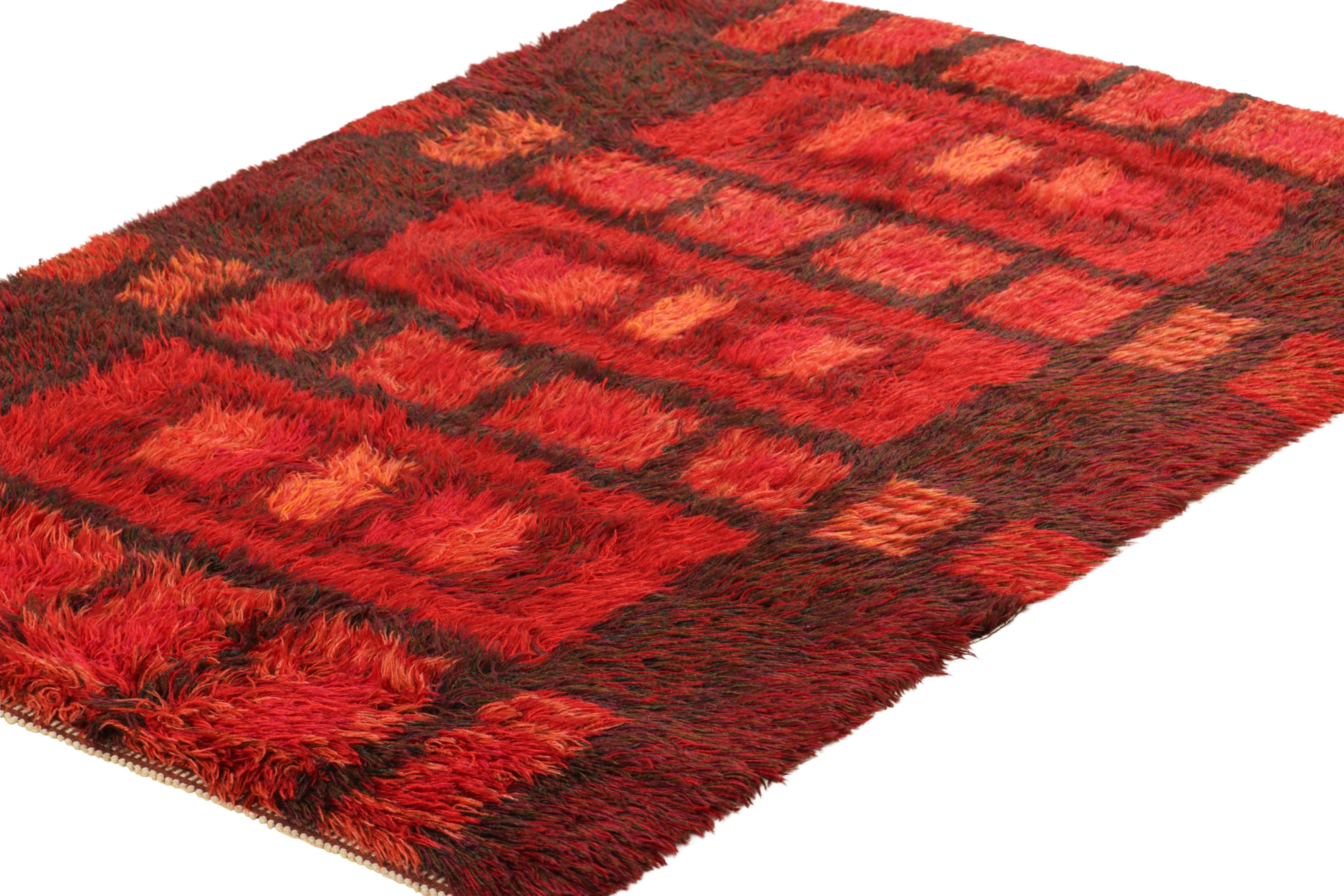 Annodato a mano Tappeto Rya svedese vintage in rosso e marrone con motivo geometrico  Rug & Kilim in vendita