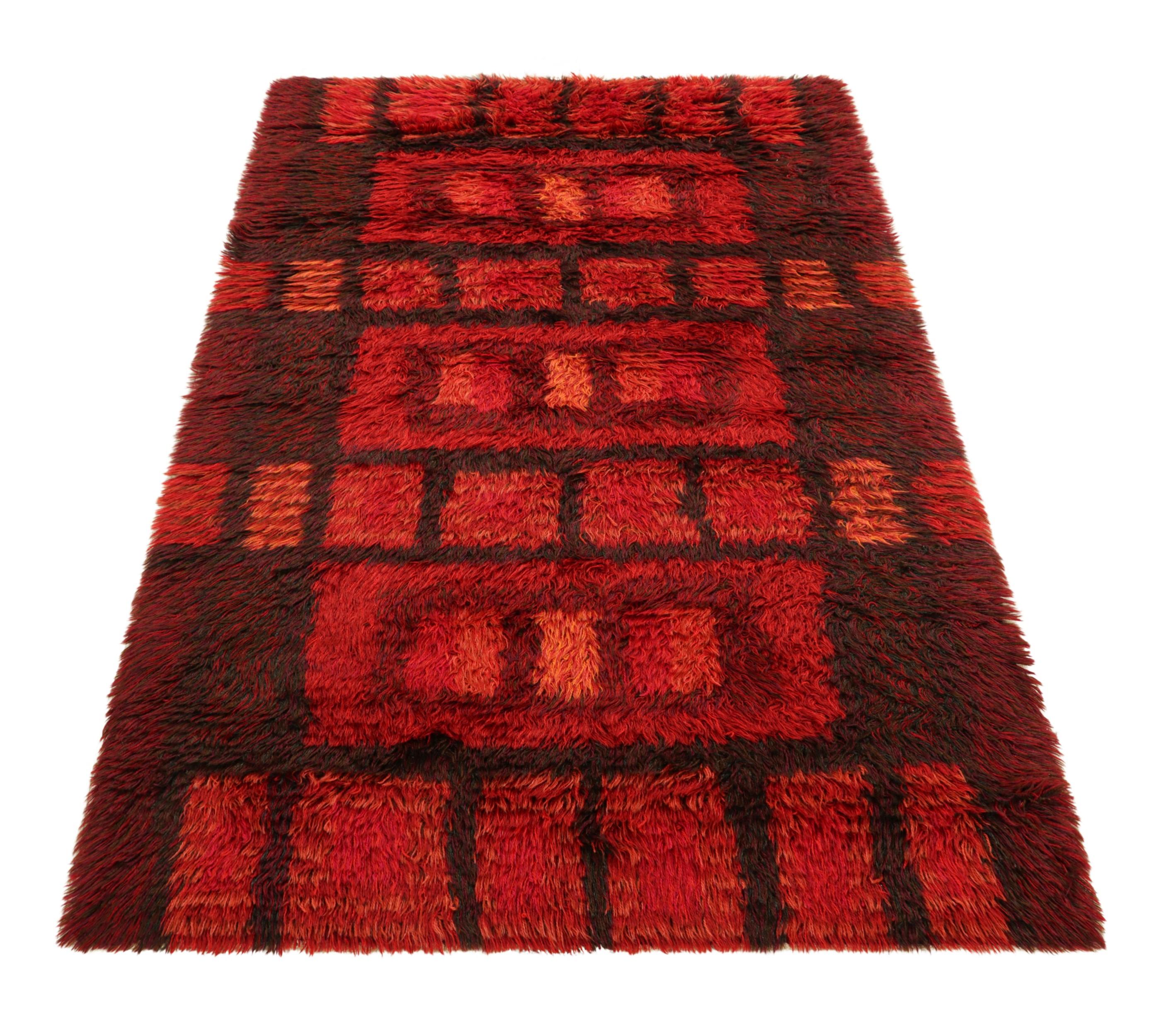 Tappeto Rya svedese vintage in rosso e marrone con motivo geometrico  Rug & Kilim In condizioni buone in vendita a Long Island City, NY