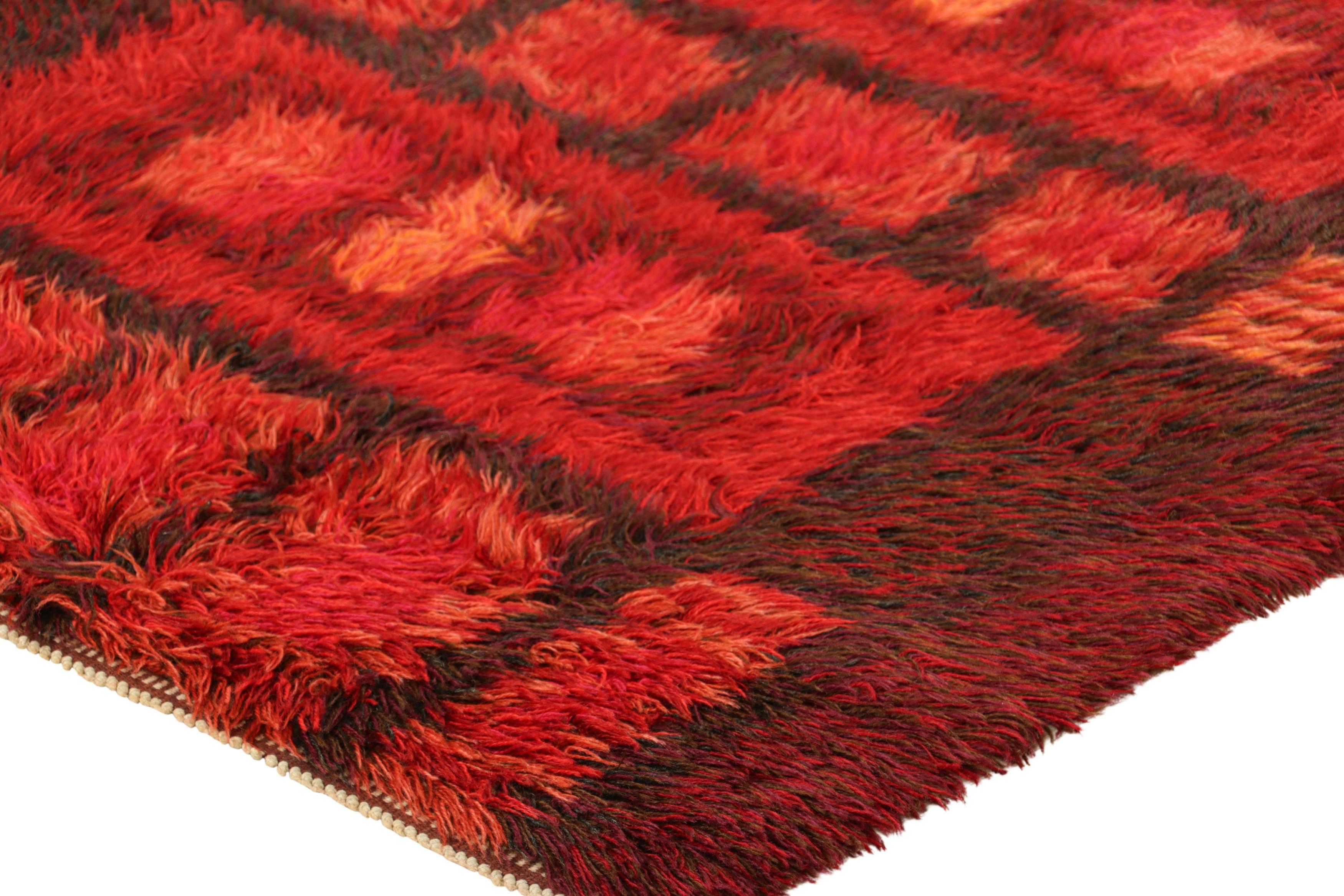 Metà XX secolo Tappeto Rya svedese vintage in rosso e marrone con motivo geometrico  Rug & Kilim in vendita