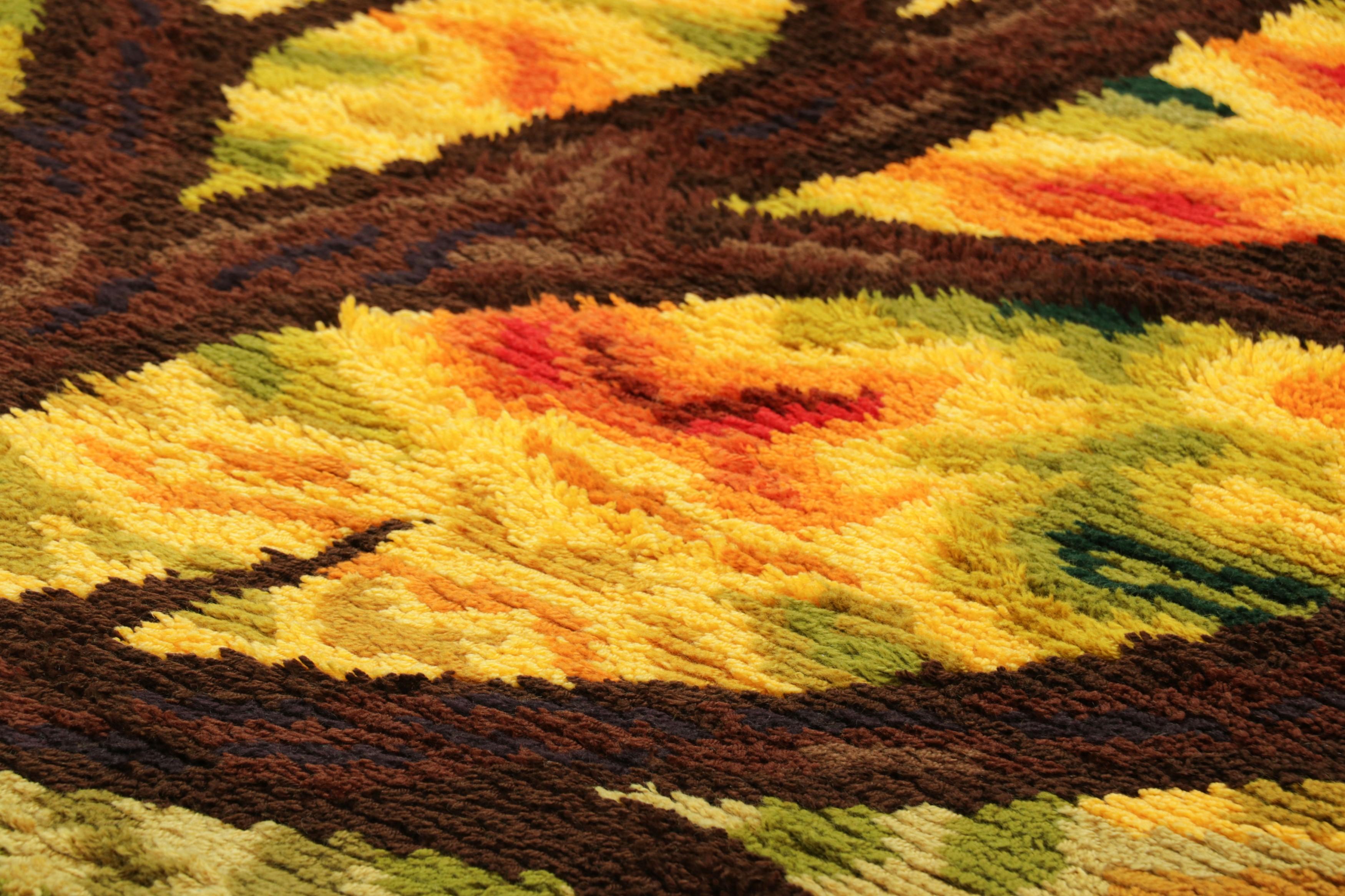 Annodato a mano in lussureggiante lana a pelo alto in Svezia intorno al 1960-1970, questo tappeto svedese Rya vintage 5x7 è una nuova e audace aggiunta alla collezione di Rug & Kilim di tappeti rari e da collezione della metà del secolo scorso di