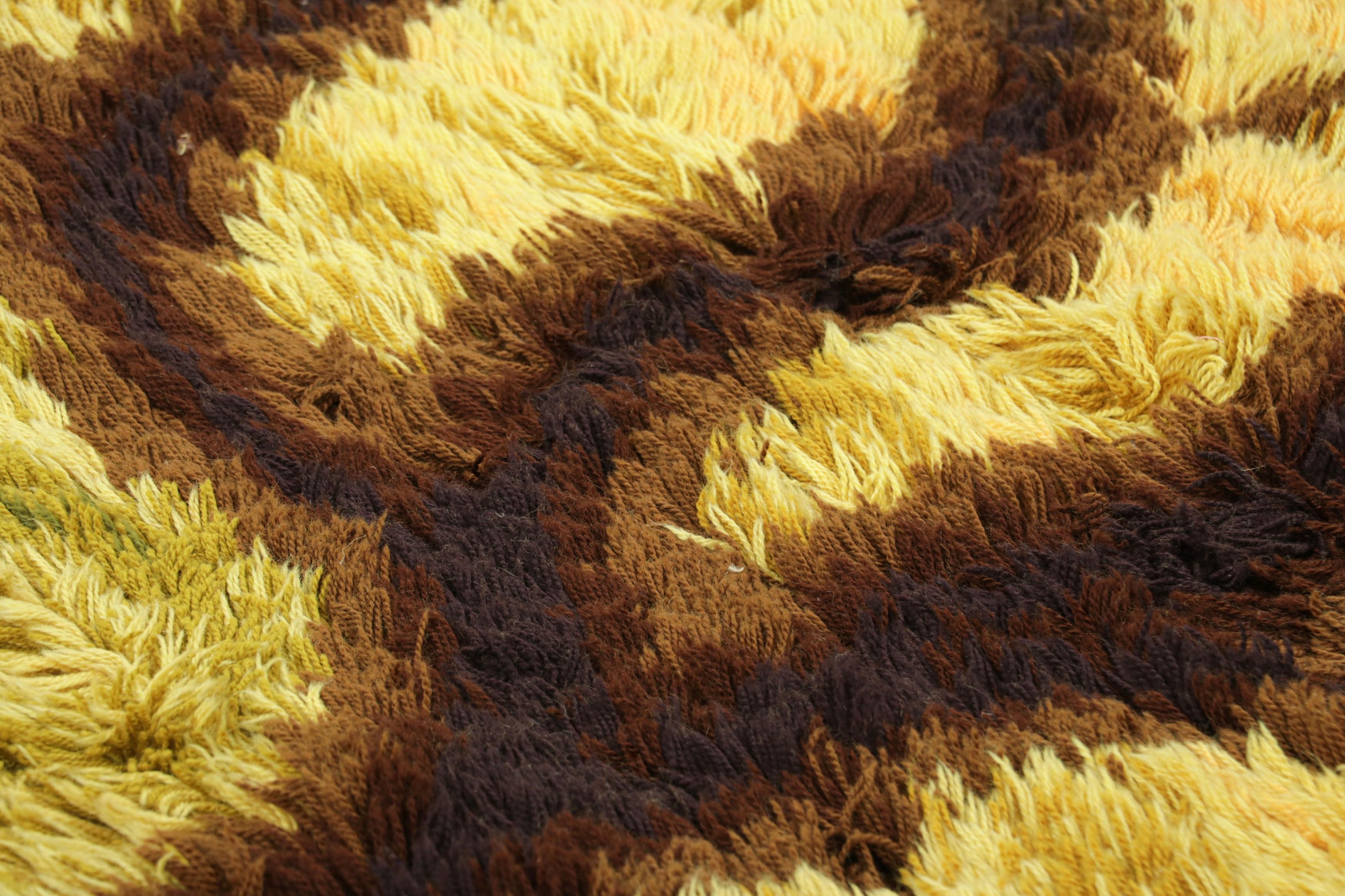 Noué à la main en Suède vers 1960-1970 dans une laine luxuriante à poils longs, ce tapis suédois vintage Rya 4x6 est un nouvel ajout audacieux à la collection de Rug & Kilim de tapis rares et de collection du milieu du siècle de cette provenance.
