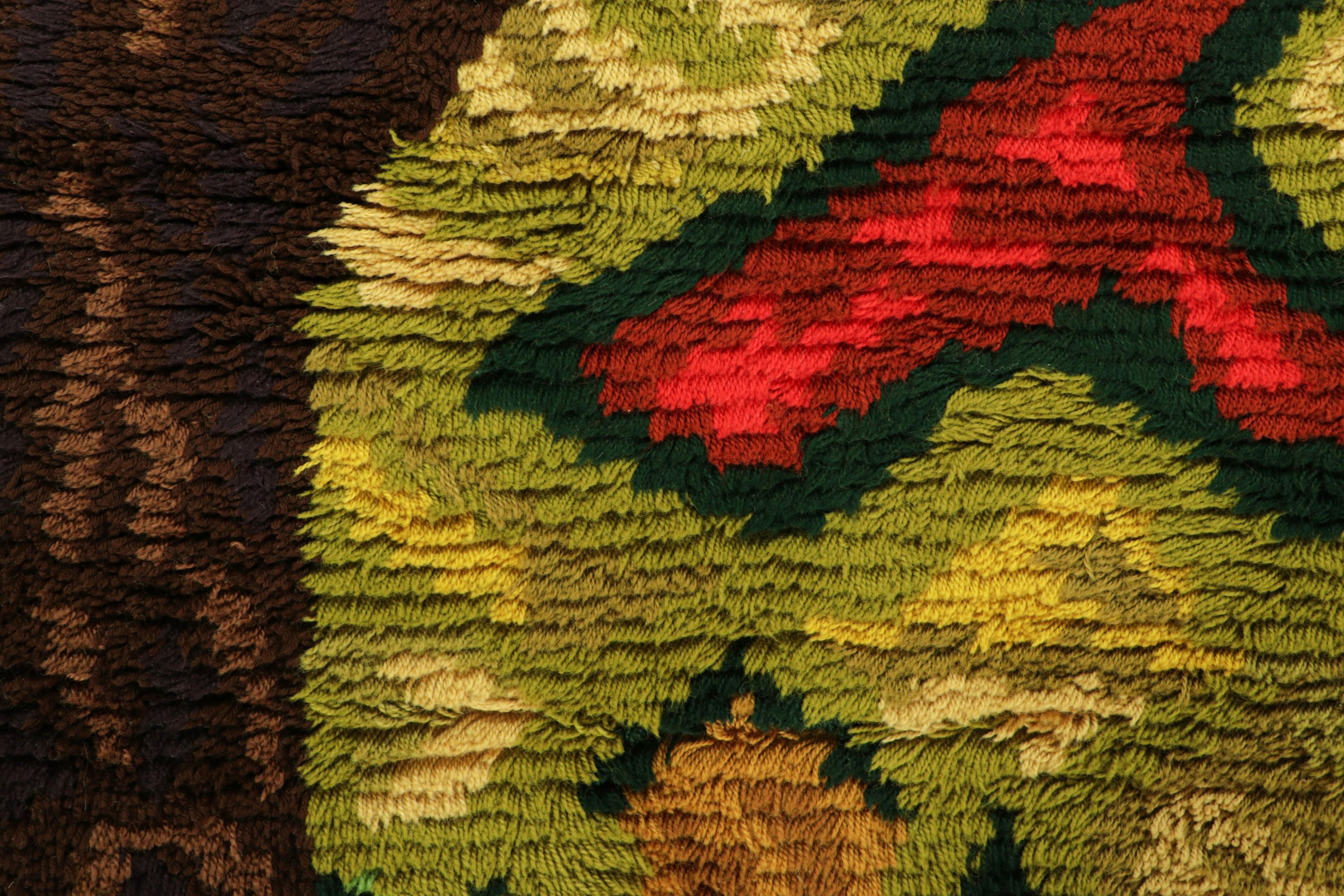 Svedese Tappeto Rya svedese d'epoca in giallo e marrone con albero raffigurato  Rug & Kilim in vendita