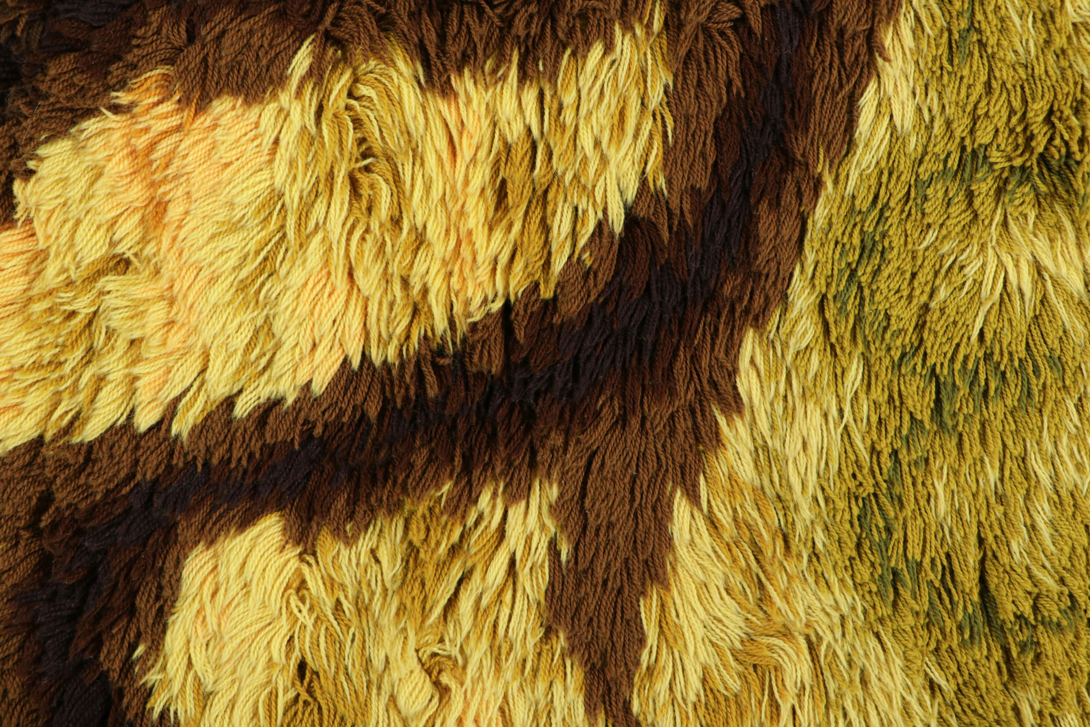 Suédois Tapis Rya suédois vintage en jaune et Brown avec image d'arbre  Rug & Kilim en vente