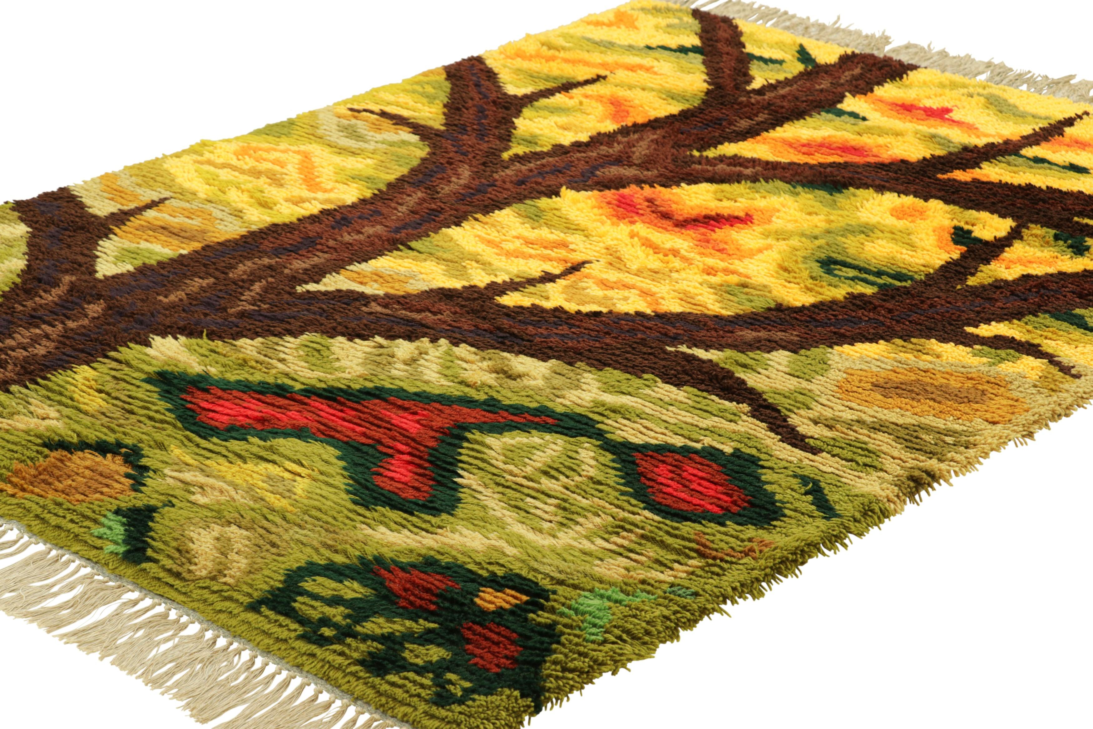 Annodato a mano Tappeto Rya svedese d'epoca in giallo e marrone con albero raffigurato  Rug & Kilim in vendita