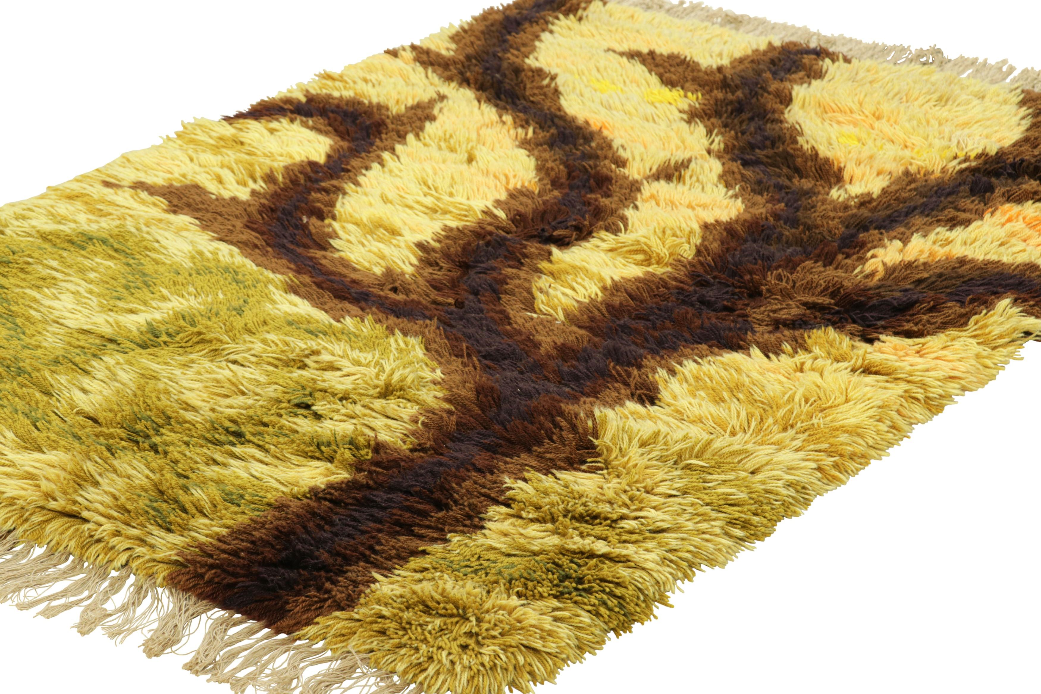 Noué à la main Tapis Rya suédois vintage en jaune et Brown avec image d'arbre  Rug & Kilim en vente