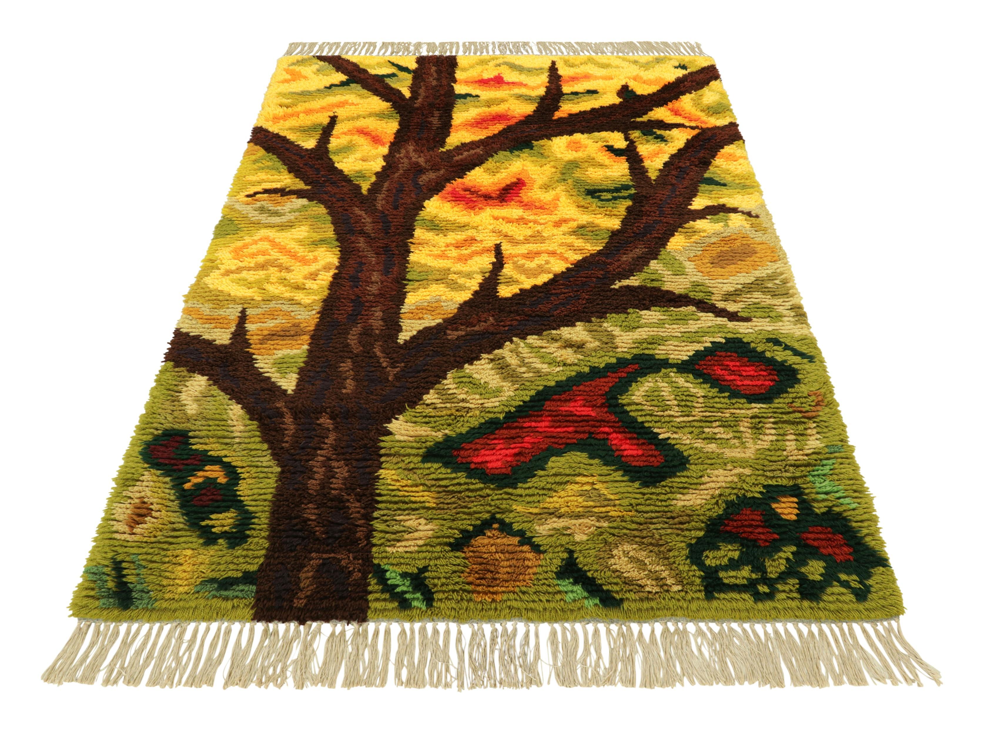 Tappeto Rya svedese d'epoca in giallo e marrone con albero raffigurato  Rug & Kilim In condizioni buone in vendita a Long Island City, NY
