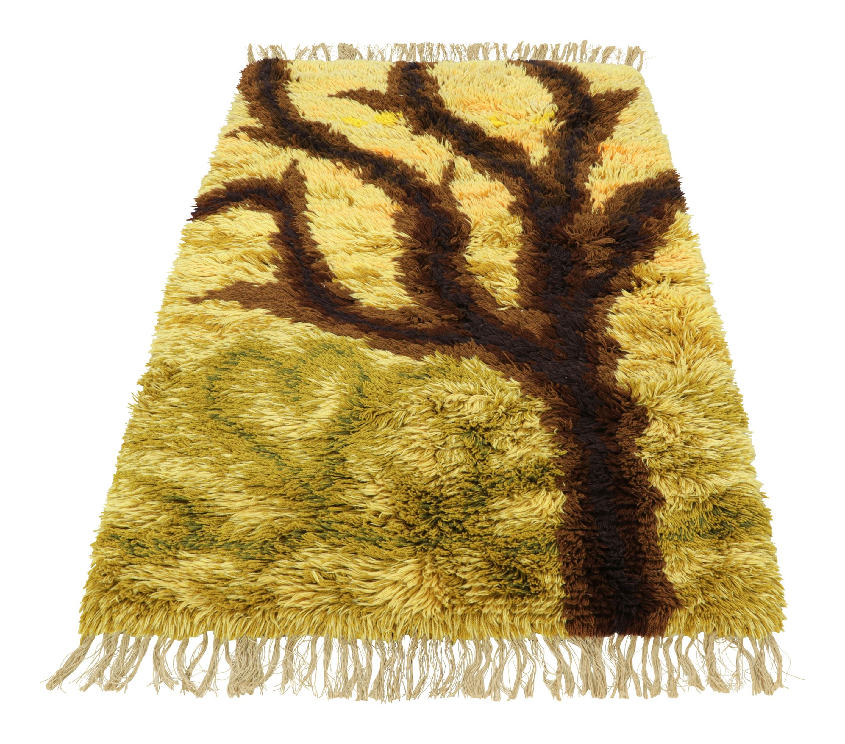 Tapis Rya suédois vintage en jaune et Brown avec image d'arbre  Rug & Kilim Bon état - En vente à Long Island City, NY