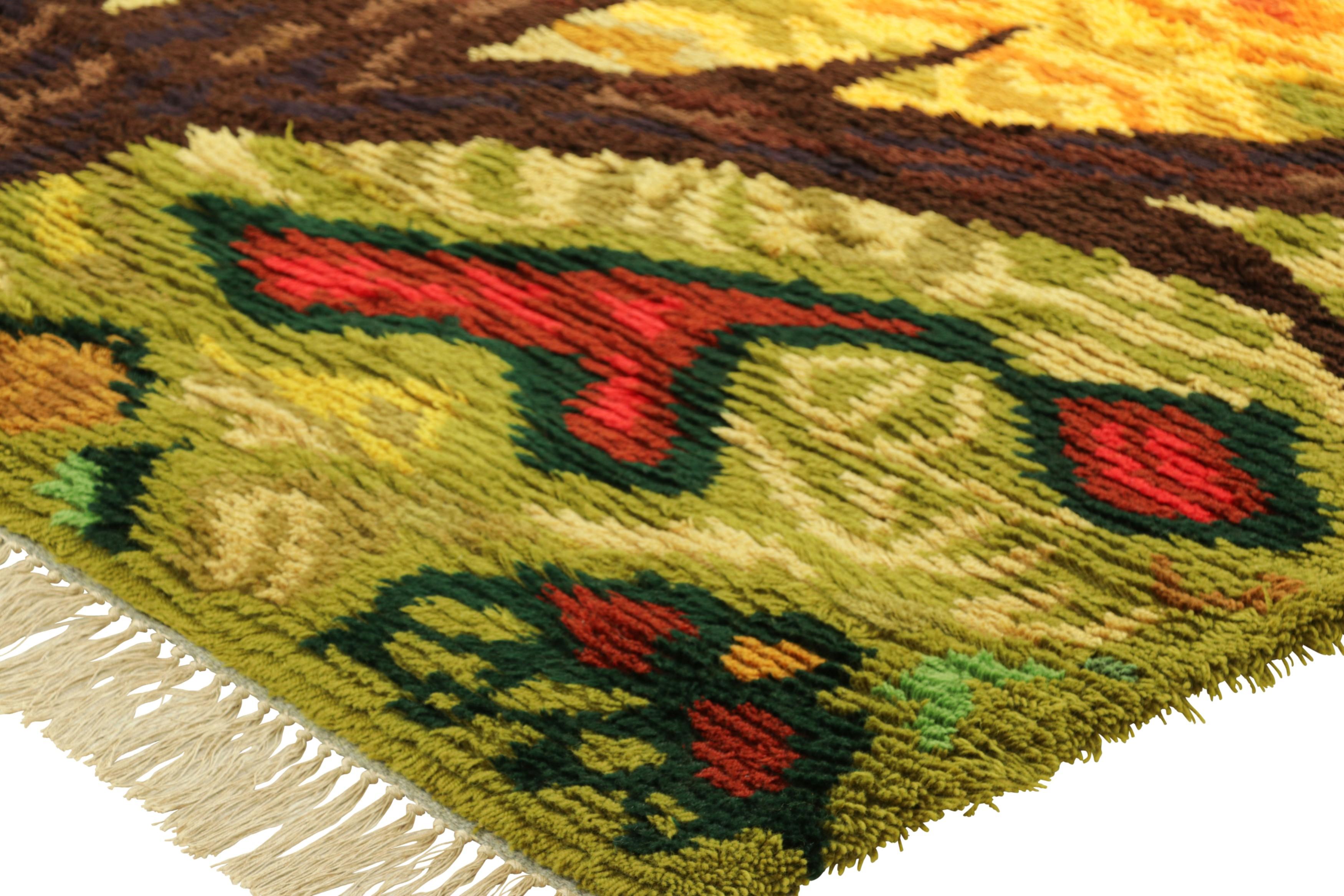 Metà XX secolo Tappeto Rya svedese d'epoca in giallo e marrone con albero raffigurato  Rug & Kilim in vendita