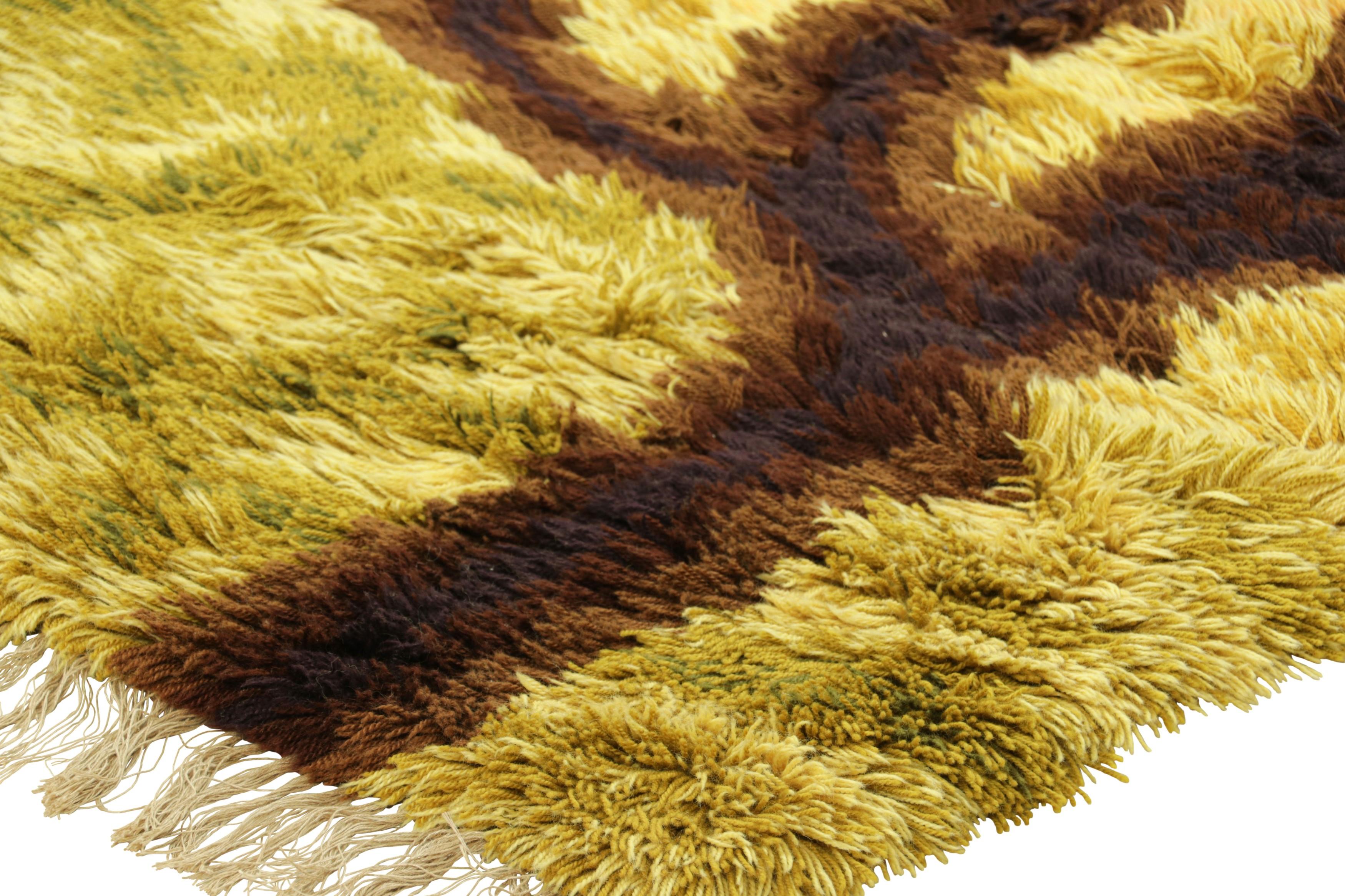 Milieu du XXe siècle Tapis Rya suédois vintage en jaune et Brown avec image d'arbre  Rug & Kilim en vente