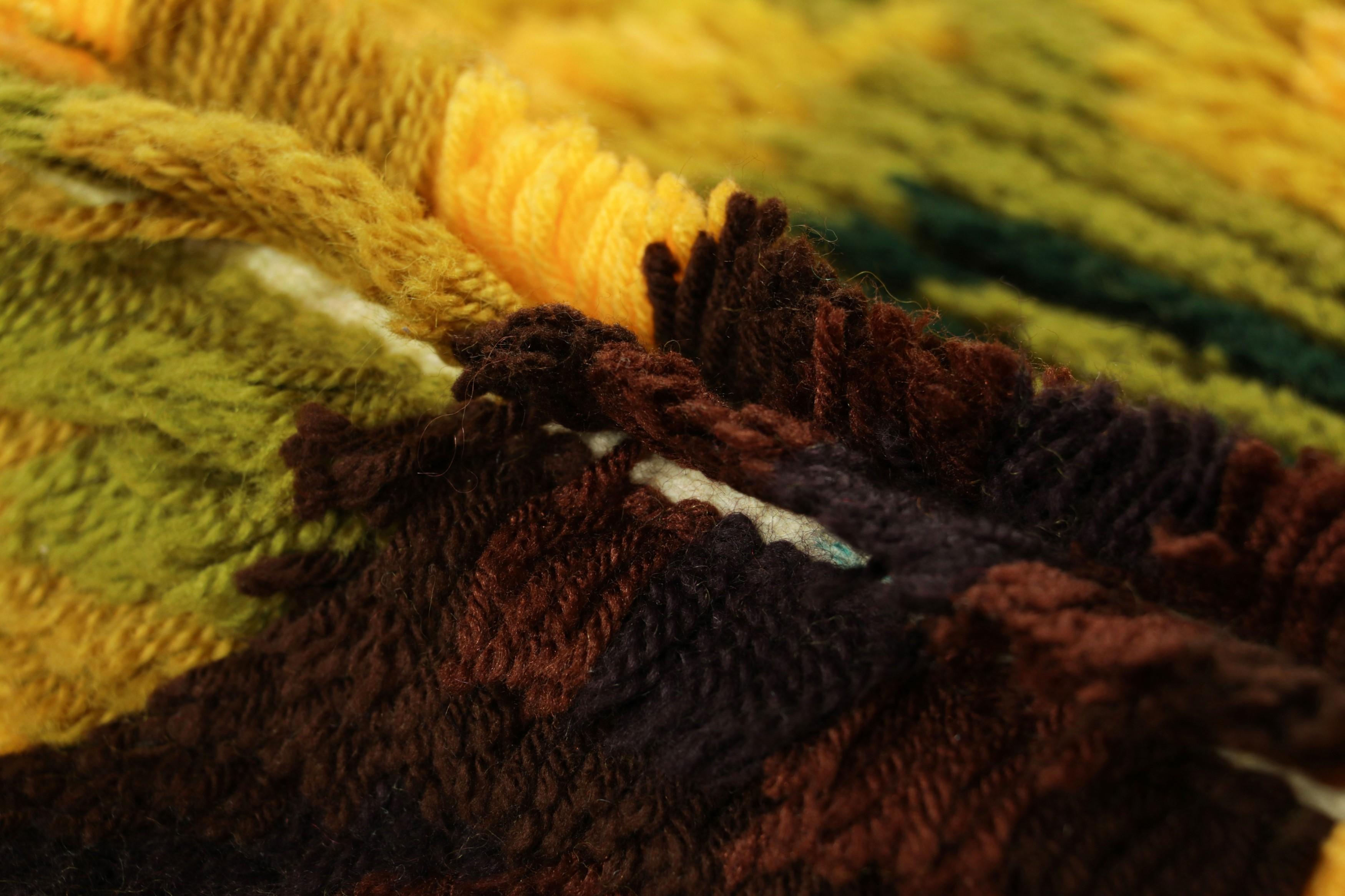 Tappeto Rya svedese d'epoca in giallo e marrone con albero raffigurato  Rug & Kilim in vendita 1