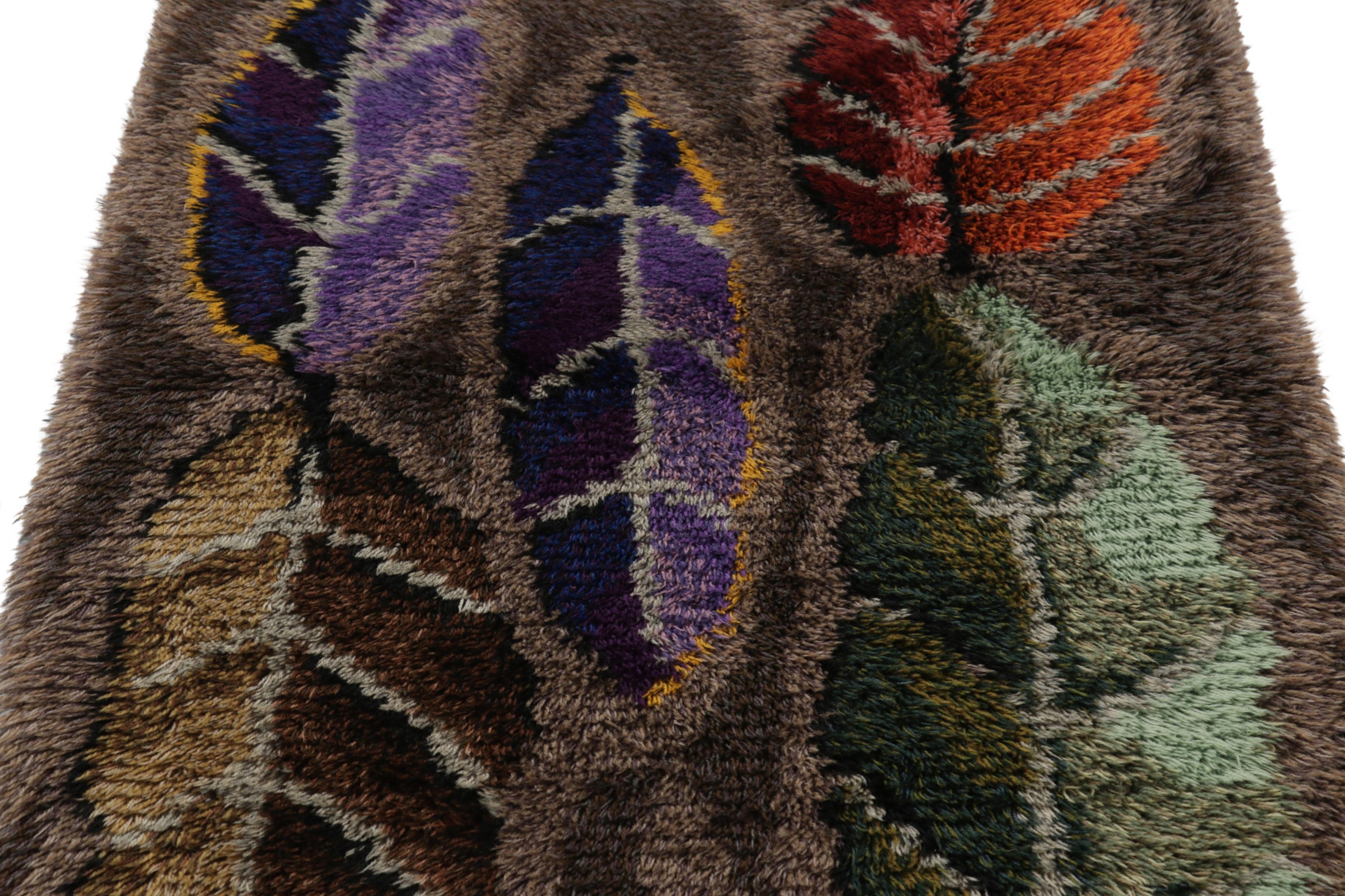 Annodato a mano in lussureggiante lana a pelo alto in Svezia intorno al 1960-1970, questo tappeto svedese vintage Rya 3x5 è una nuova e audace aggiunta alla collezione di tappeti scandinavi di metà secolo di Rug & Kilim, iconici e da collezione, di