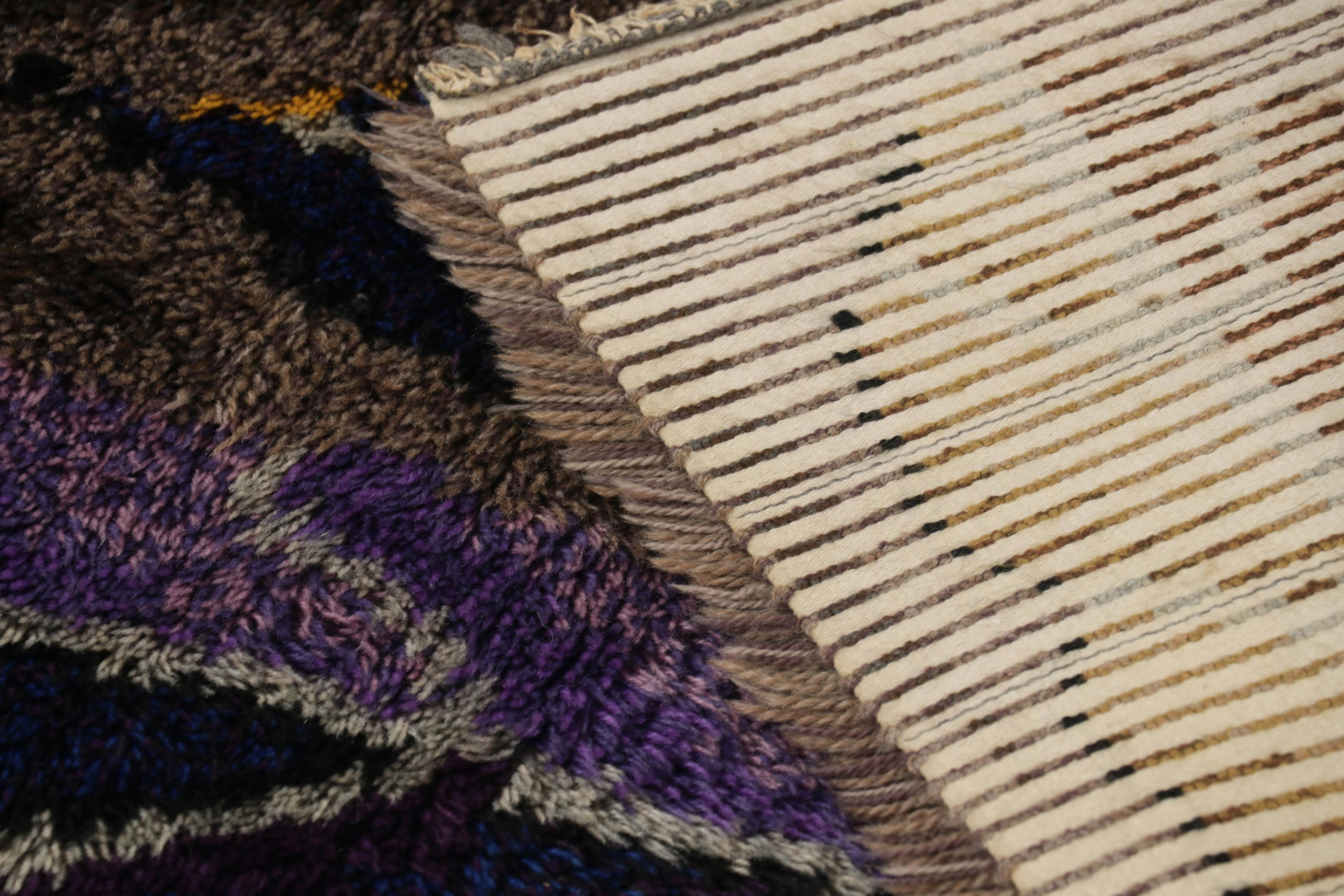 Tappeto vintage svedese Rya, grandi fiori scandinavi a foglia su sfondo marrone - Rug & Kilim In condizioni buone in vendita a Long Island City, NY