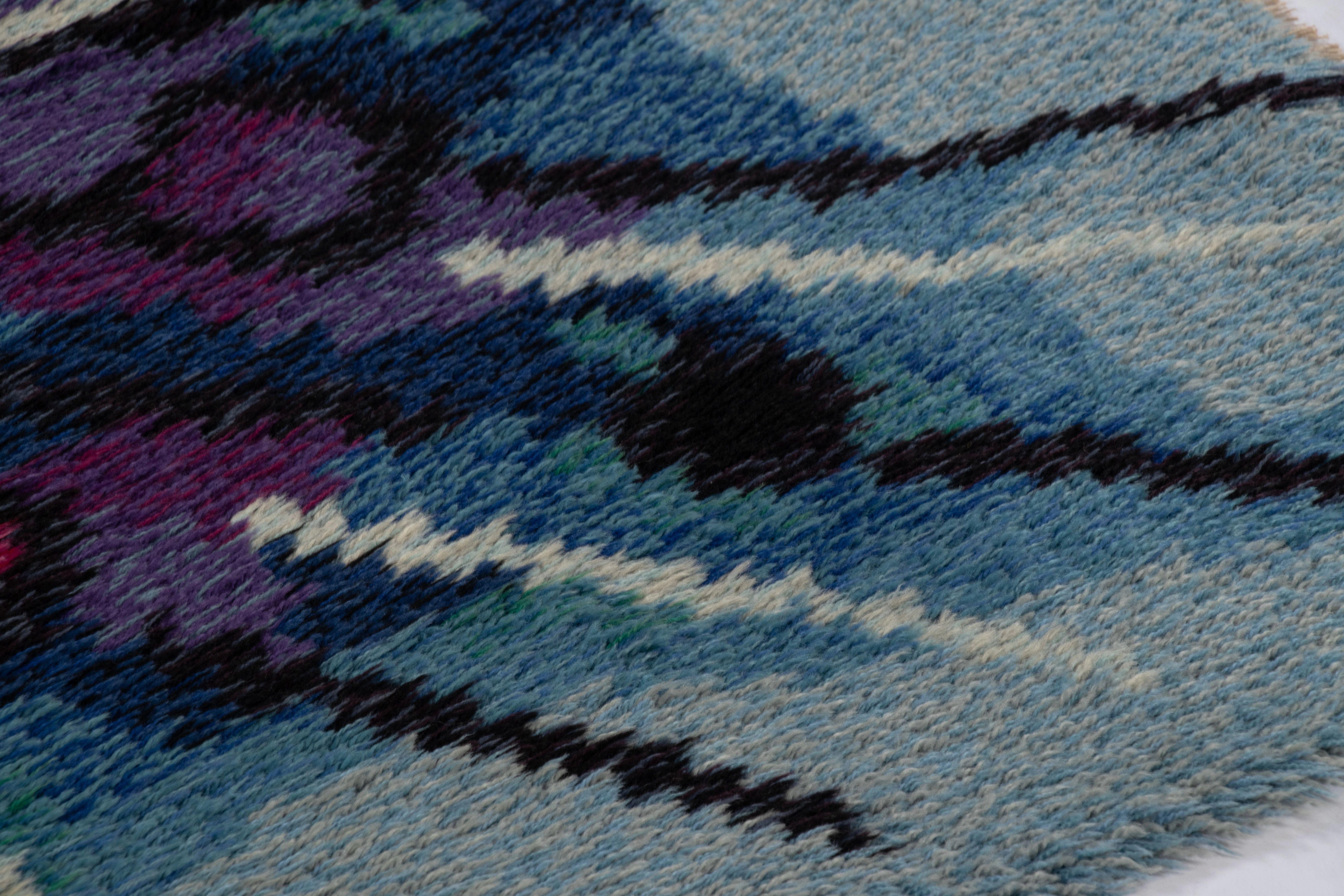 Noué à la main en laine à poils longs en Suède vers 1960-1970, ce tapis suédois vintage Rya de 5x7 est un nouvel ajout audacieux à la collection de tapis de course scandinaves emblématiques et de collection du milieu du siècle de cette provenance de