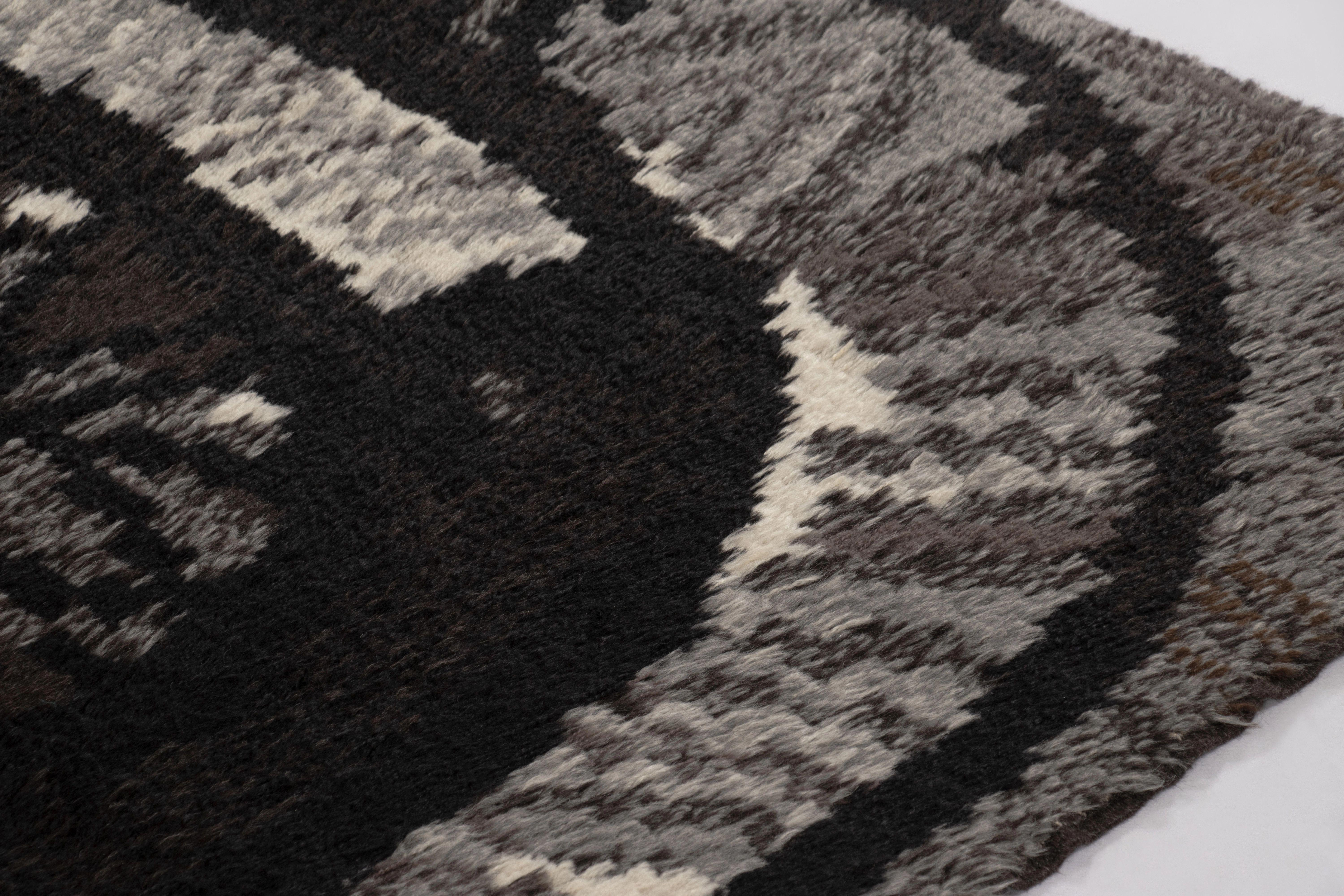 Annodato a mano in lana ad alto vello in Svezia intorno al 1960-1970, questo tappeto svedese vintage Rya 5x7 è una nuova e audace aggiunta alla collezione di Rug & Kilim di tappeti scandinavi iconici e da collezione di metà secolo di questa