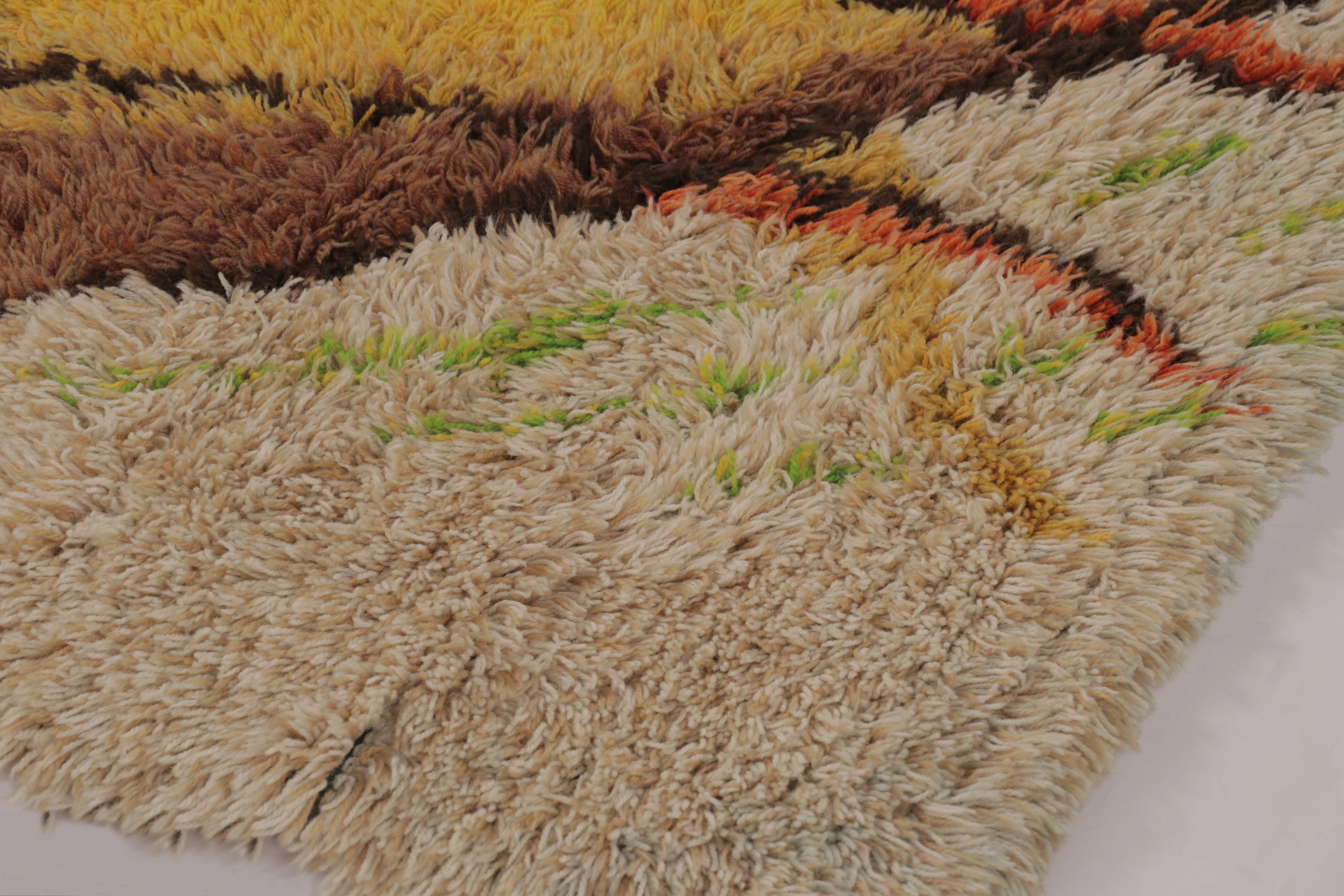 Hand-knotted in high-pile wool in Sweden circa 1960-1970, this 4x5 vintage Swedish Rya rug is a bold new addition to Rug 
Kilim’s curation of iconic, collectible mid-century Scandinavian runner rugs of this provenance.

On the Design: