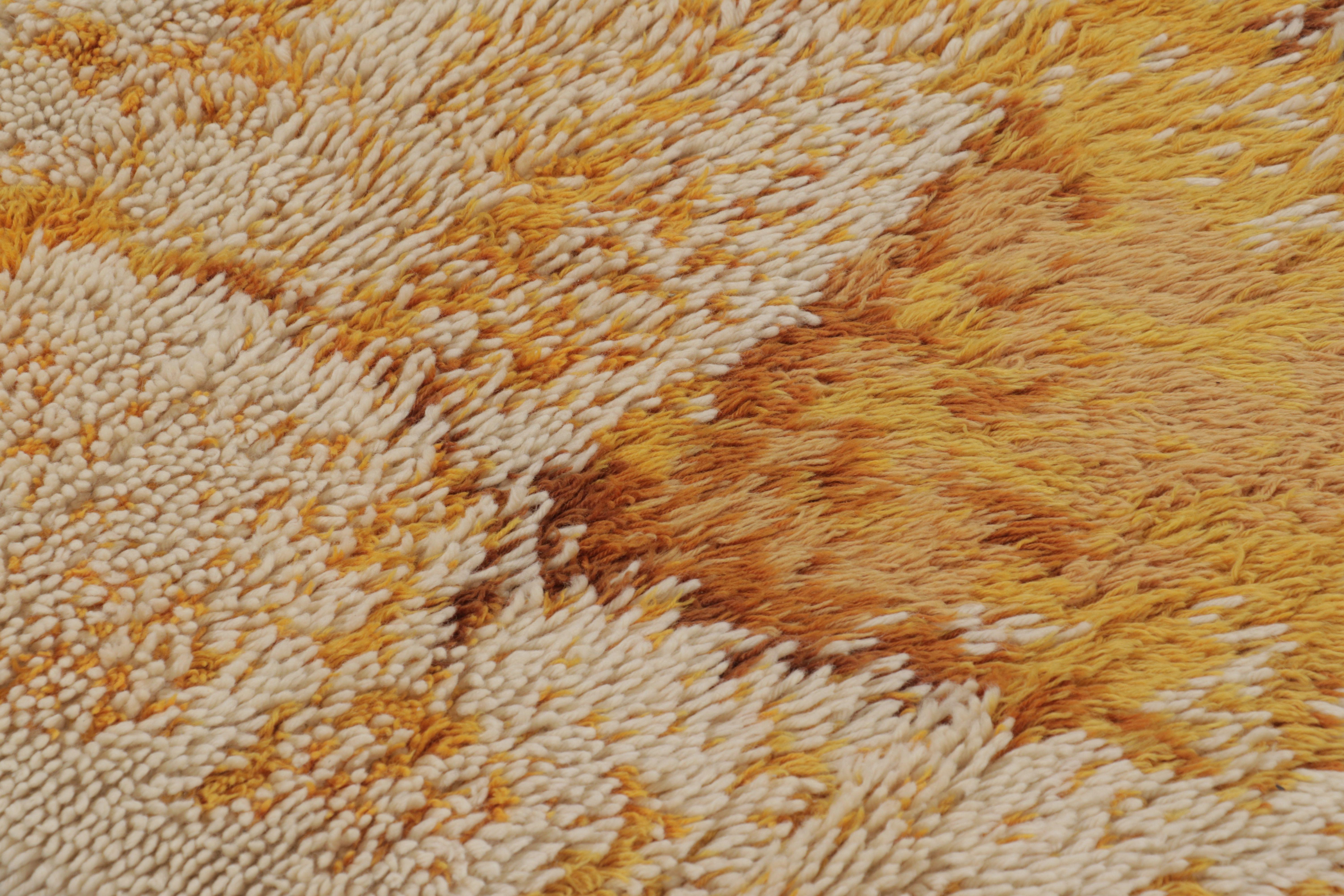 Noué à la main en laine à poils longs en Suède vers 1960-1970, ce tapis suédois vintage Rya 7x9 est un nouvel ajout audacieux à la collection de tapis de course scandinaves emblématiques et de collection du milieu du siècle de Rug & Kilim.

Sur le