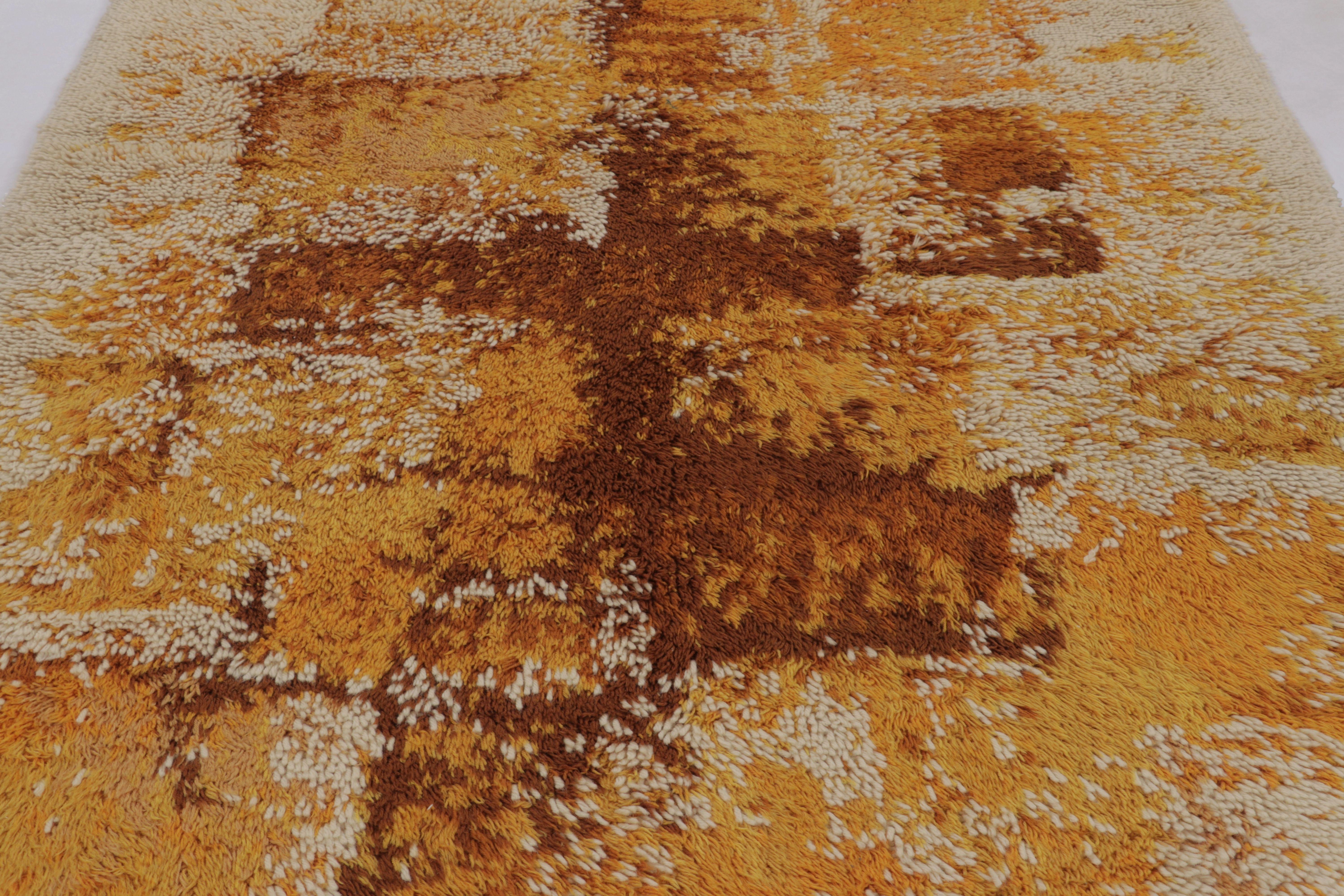 Scandinave moderne Tapis Rya suédois vintage, beige naturel avec motifs abstraits ensoleillés - Rug & Kilim en vente