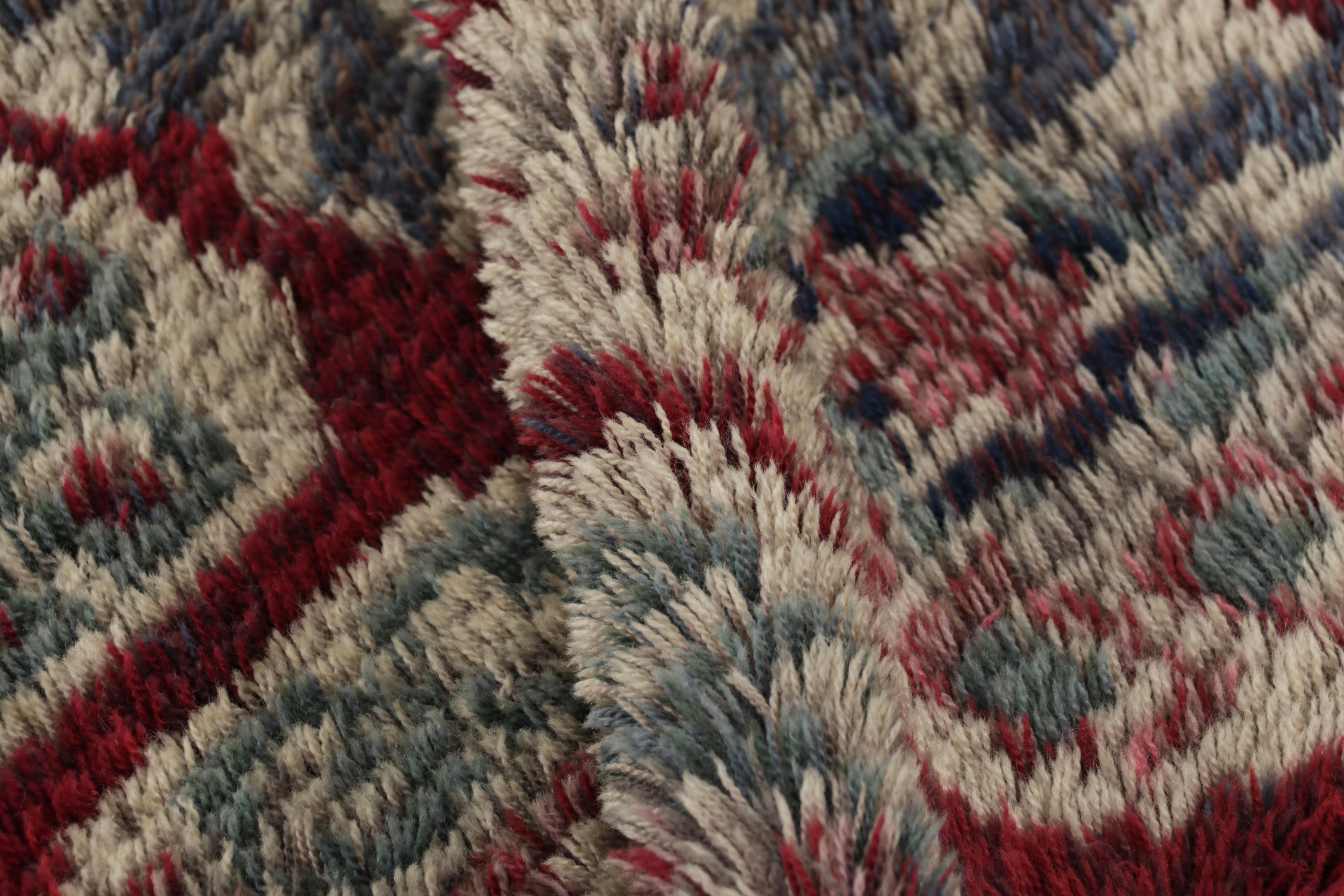 Noué à la main dans une laine luxuriante à poils longs en Suède vers 1960-1970, ce tapis suédois vintage Rya 3x5 est un nouvel ajout audacieux à la collection de Rug & Kilim de tapis scandinaves emblématiques et de collection du milieu du siècle de