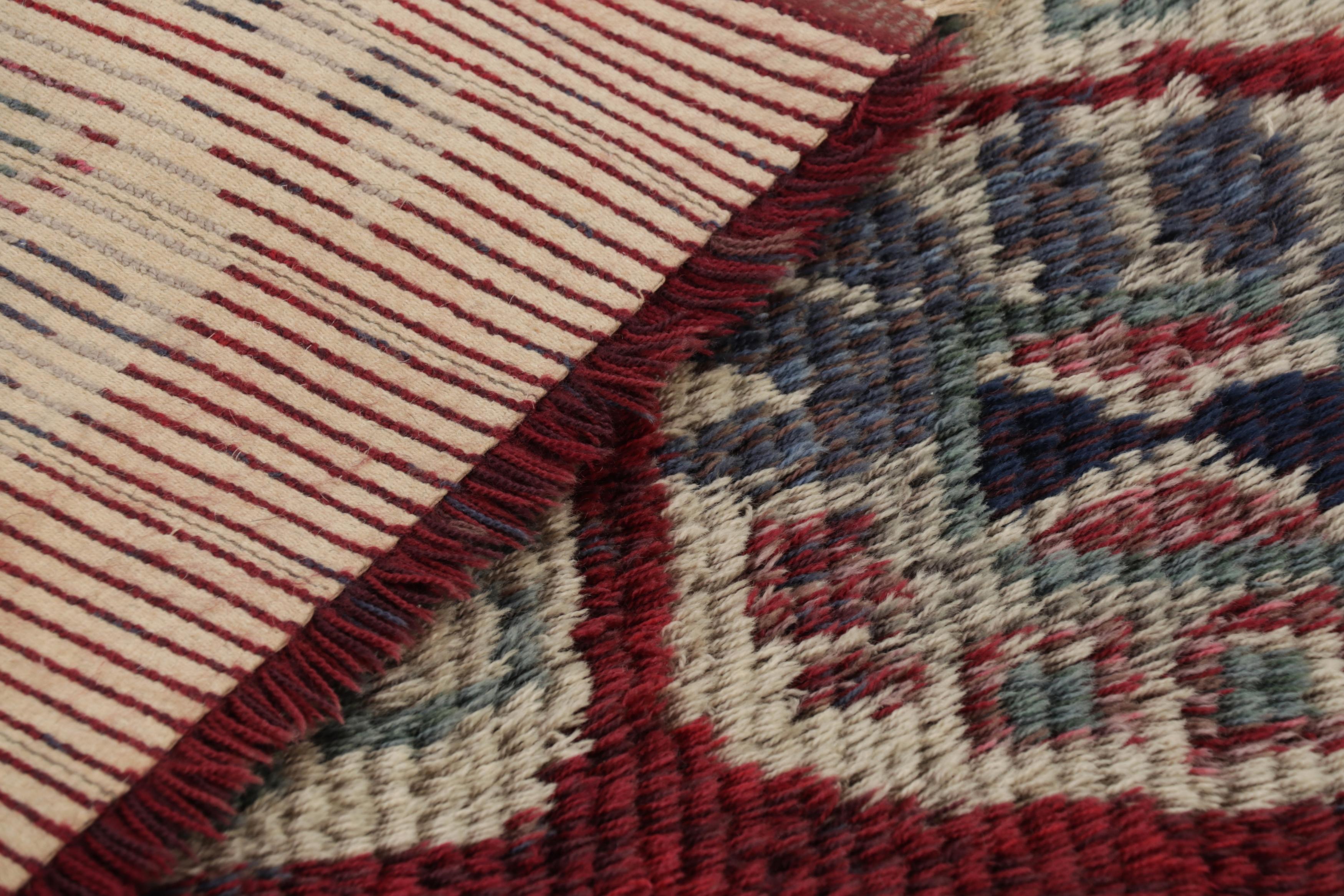 Milieu du XVIIe siècle Tapis suédois vintage Rya, rouge avec des médaillons scandinaves audacieux - Rug & Kilim en vente