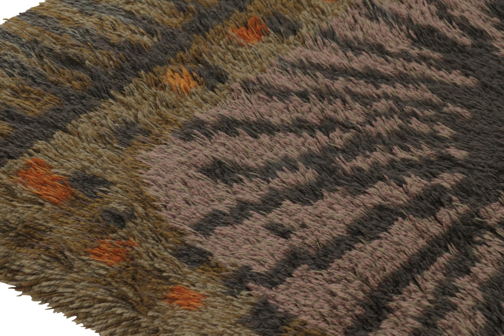  Annodato a mano in lussureggiante lana a pelo alto in Svezia intorno al 1960-1970, questo tappeto vintage rya svedese 5x6 è una nuova e audace aggiunta alla collezione di Rug & Kilim di tappeti scandinavi di metà secolo, iconici e unici, di questa