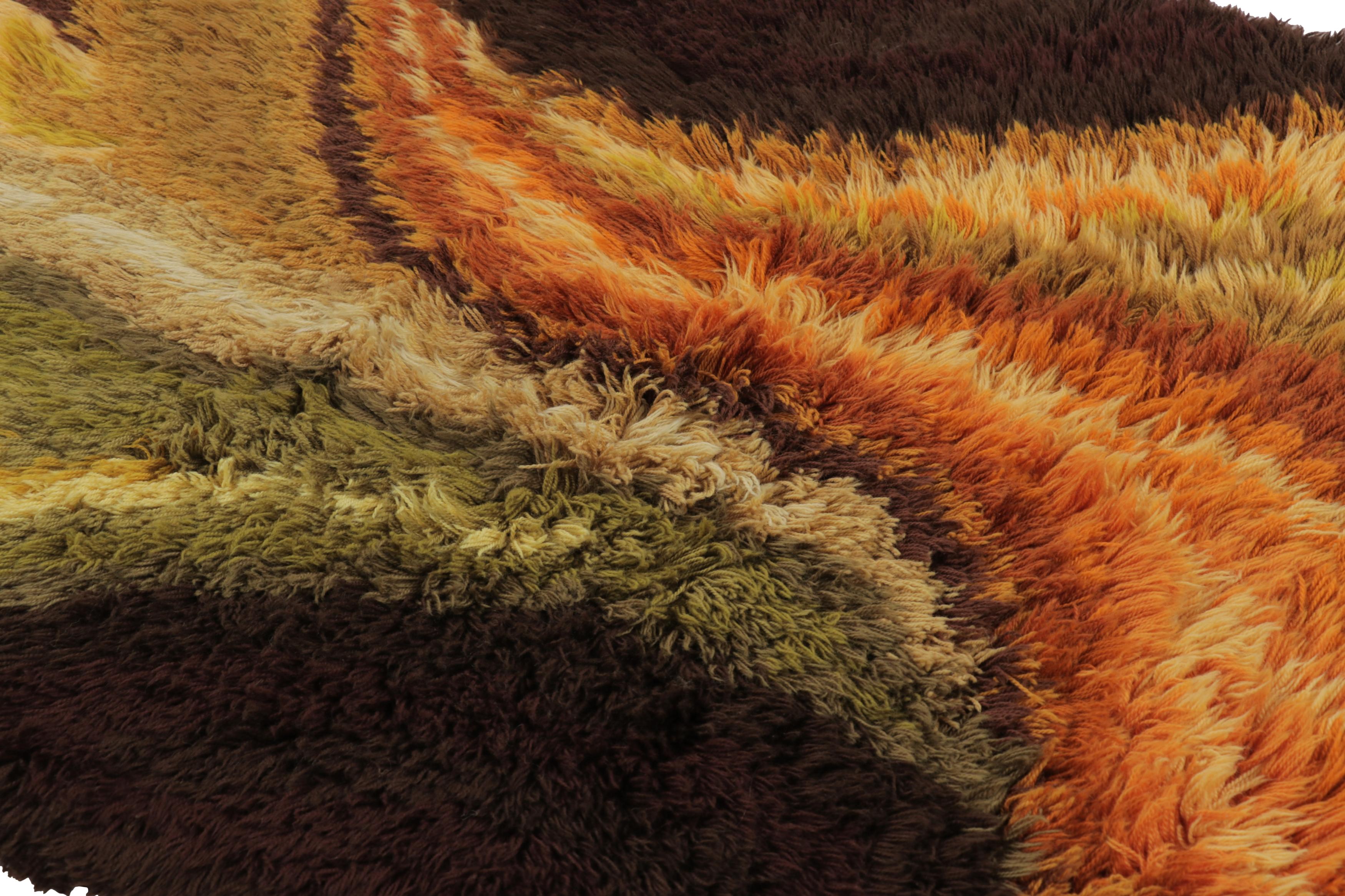 Annodato a mano in lussureggiante lana a pelo alto in Svezia intorno al 1960-1970, questo tappeto vintage Rya svedese 4x6 è una nuova e audace aggiunta alla collezione di tappeti scandinavi di metà secolo di Rug & Kilim, iconici e da collezione, di
