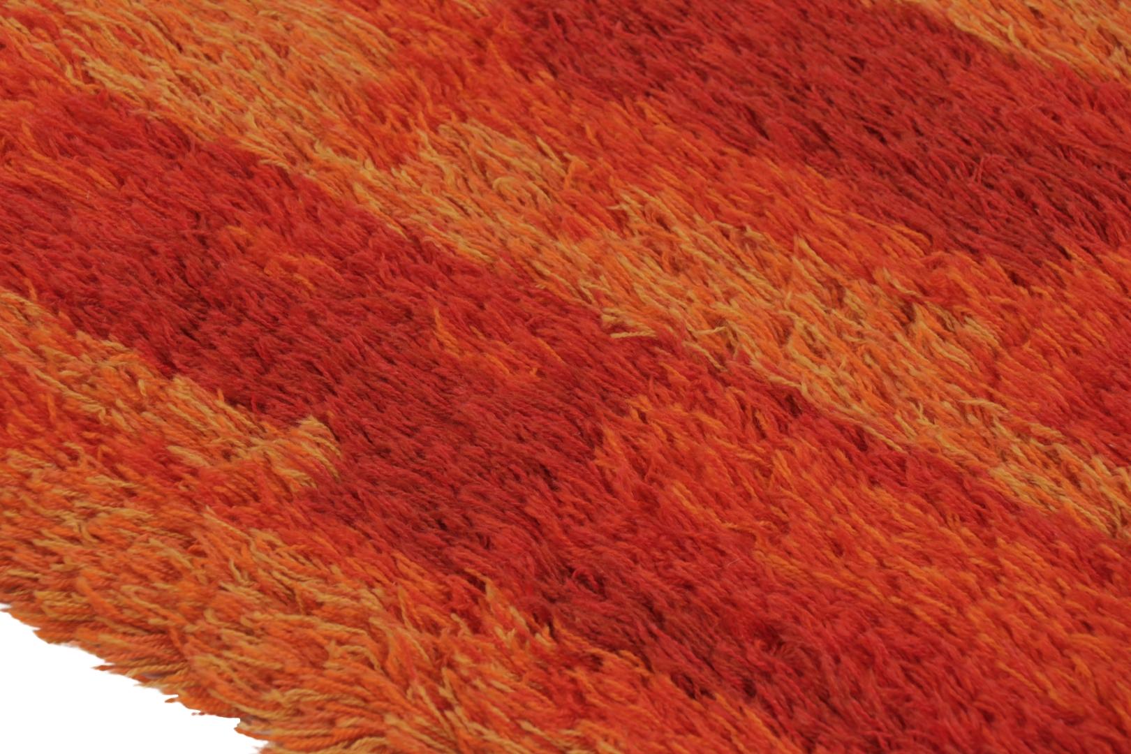 Noué à la main dans une laine luxuriante à poils longs en Suède vers 1960-1970, ce tapis rya suédois vintage 3x5 aux tons riches et chauds de rouge et d'orange est un nouvel ajout audacieux à la collection de tapis scandinaves emblématiques et