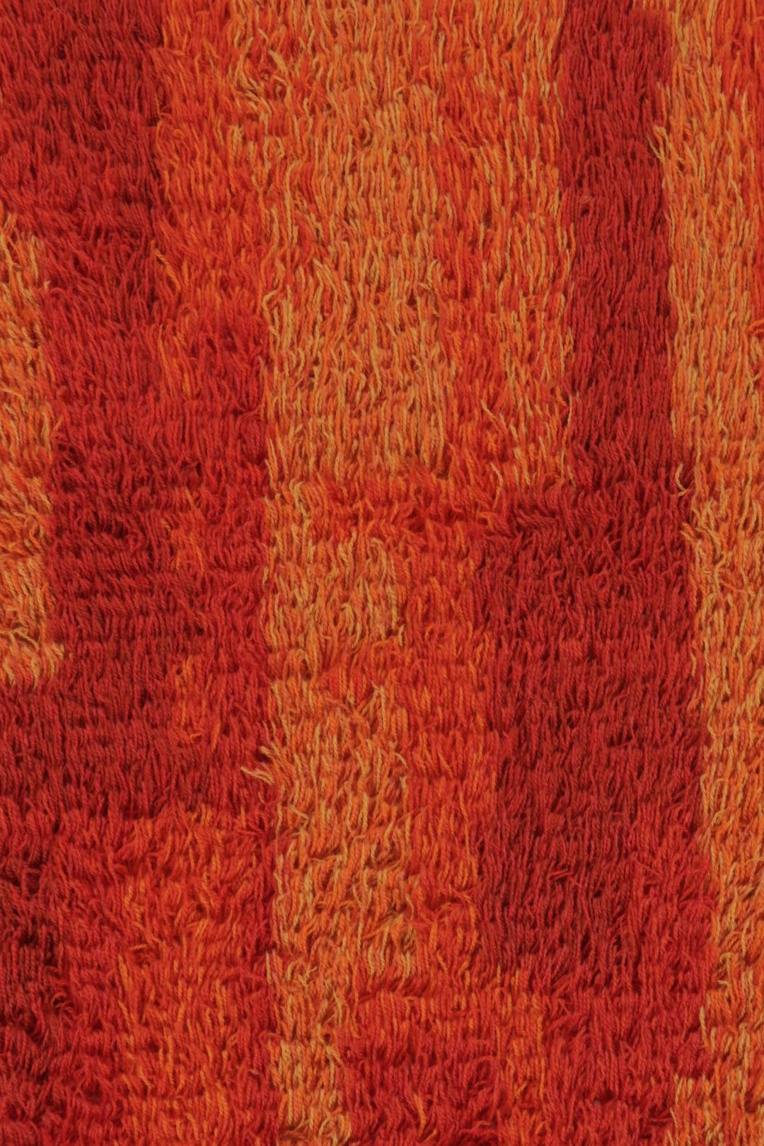 Suédois Tapis suédois vintage Rya, riche et chaud rouge abstrait scandinave - Rug & Kilim en vente