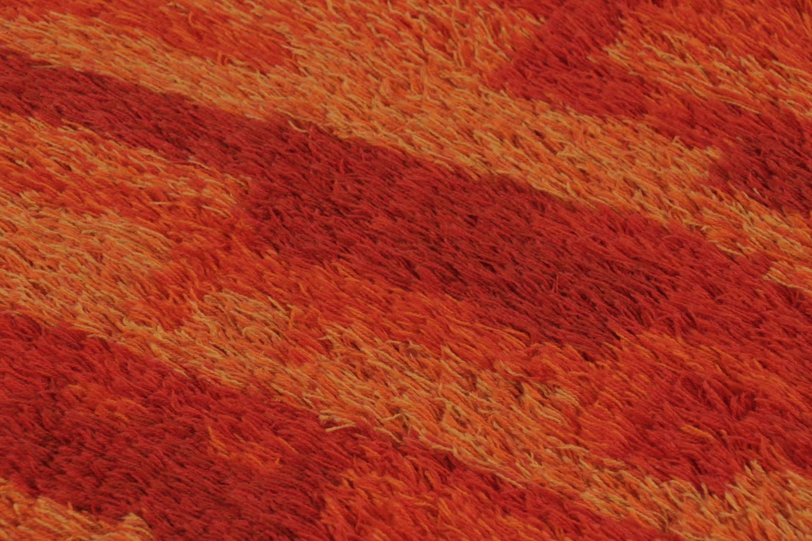 Noué à la main Tapis suédois vintage Rya, riche et chaud rouge abstrait scandinave - Rug & Kilim en vente