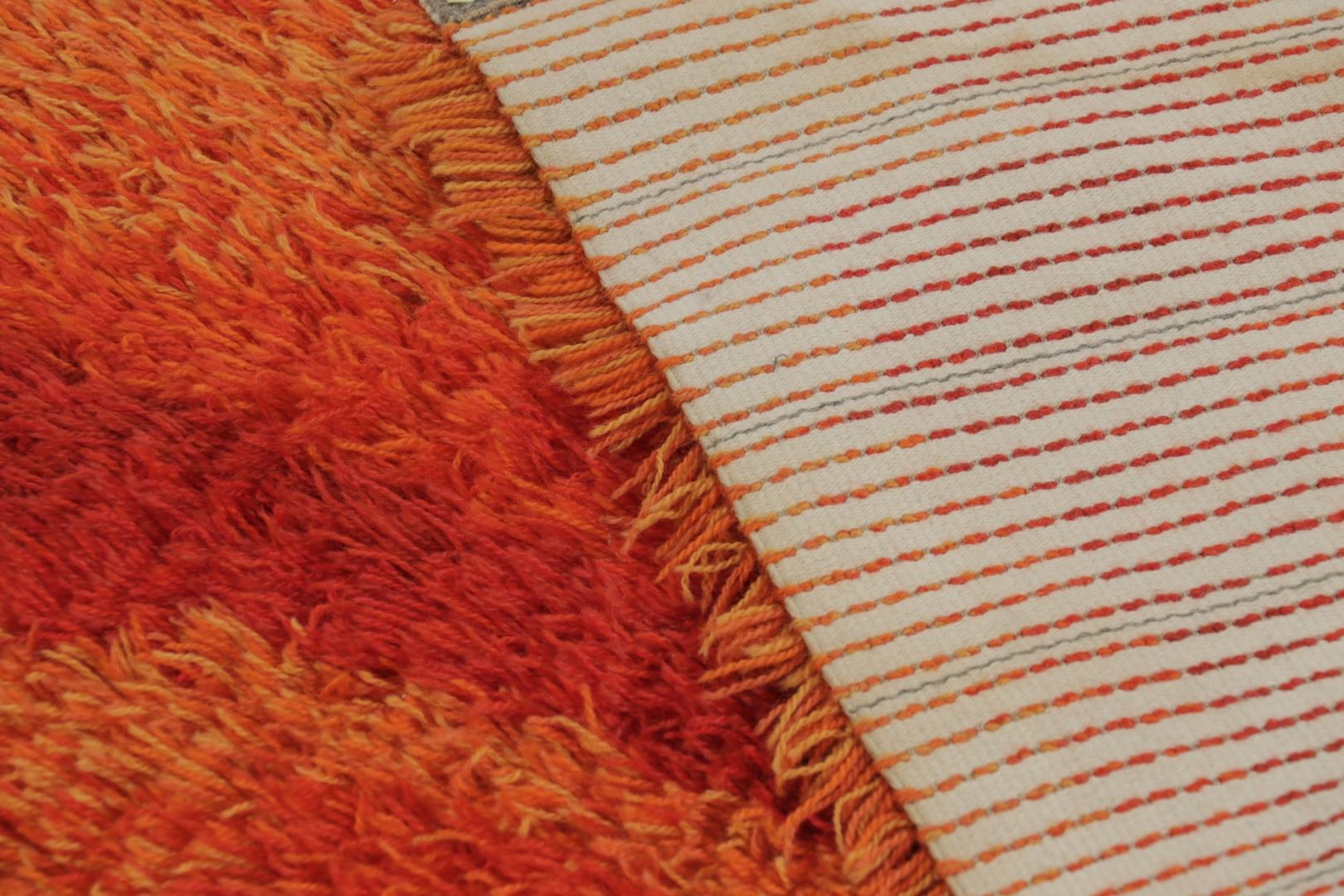 Tapis suédois vintage Rya, riche et chaud rouge abstrait scandinave - Rug & Kilim Bon état - En vente à Long Island City, NY