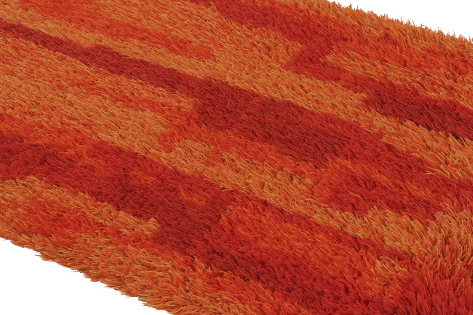 Milieu du XVIIe siècle Tapis suédois vintage Rya, riche et chaud rouge abstrait scandinave - Rug & Kilim en vente