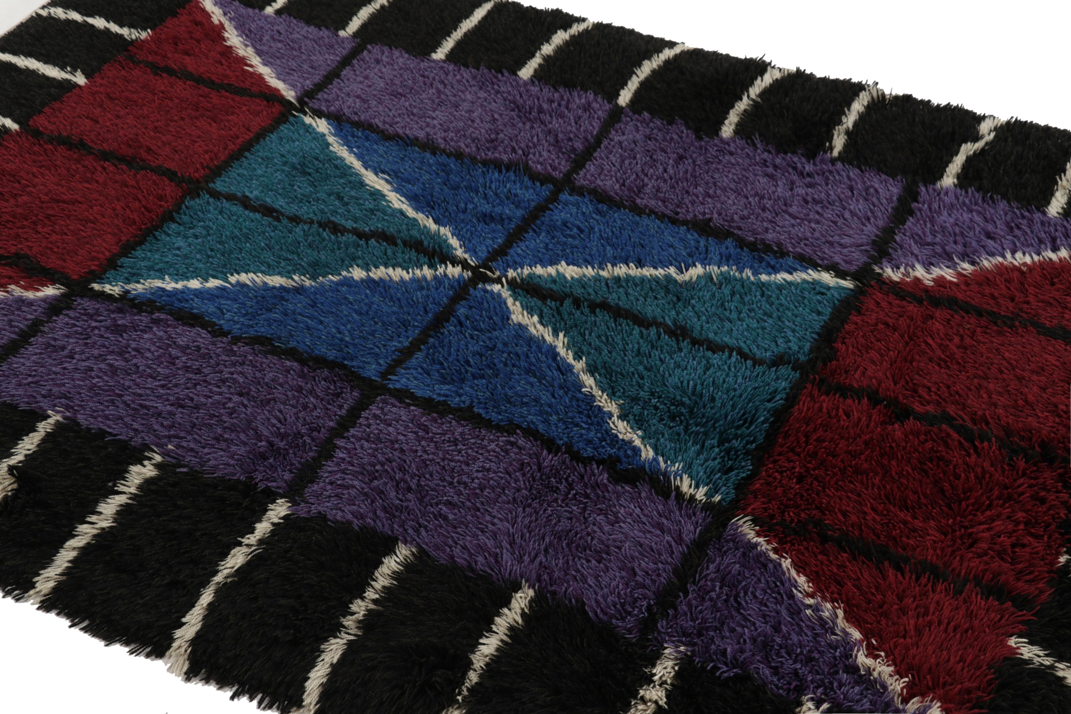 Noué à la main en Suède vers 1960-1970 dans une laine luxuriante à poils longs, ce tapis suédois vintage Rya 4x7 est un nouvel ajout audacieux à la collection de Rug & Kilim de tapis scandinaves emblématiques du milieu du siècle de cette provenance.