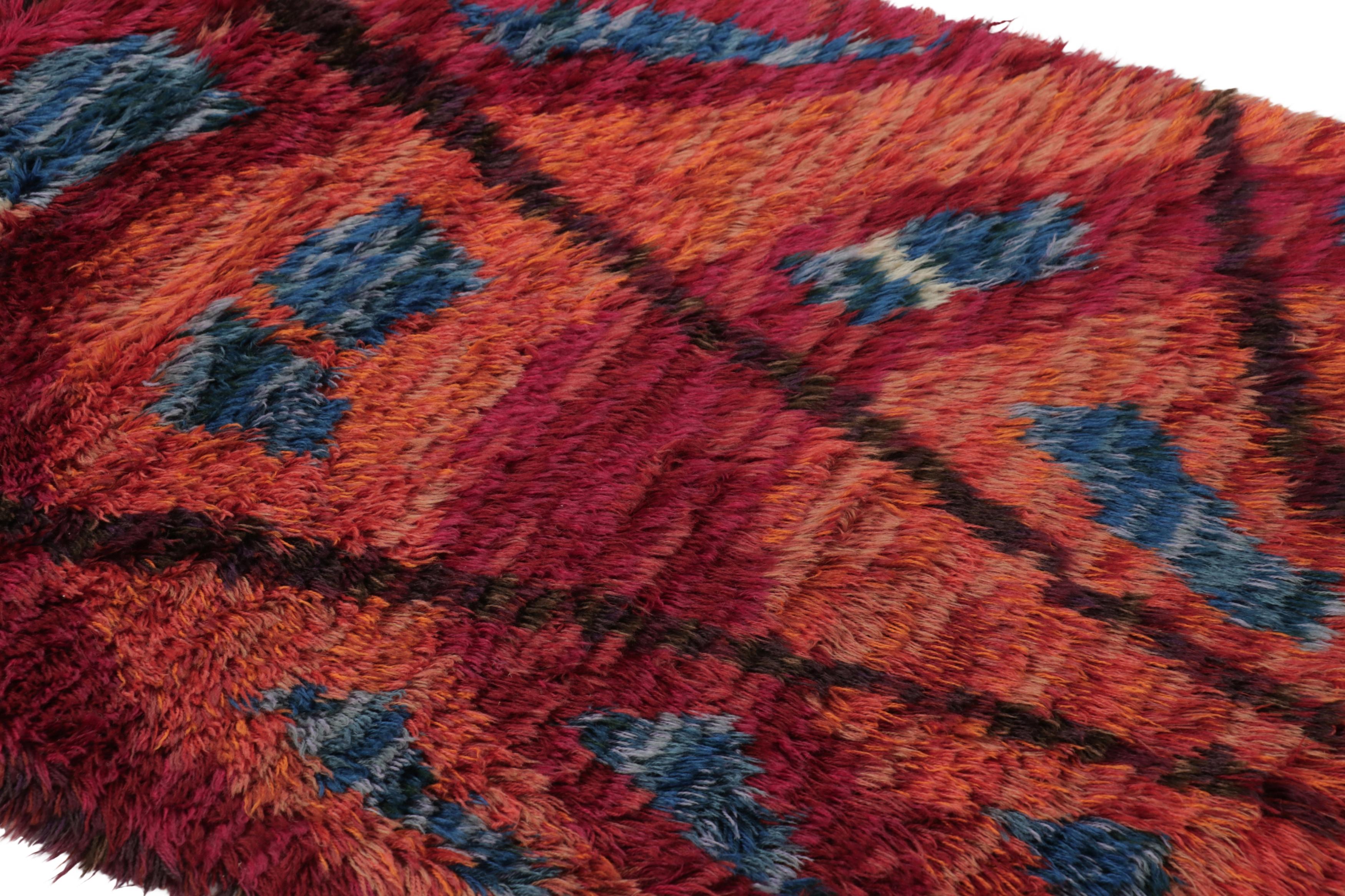 Annodato a mano in lussureggiante lana a pelo alto in Svezia intorno al 1960-1970, questo tappeto svedese vintage Rya 3x5 è una nuova e audace aggiunta alla collezione di tappeti scandinavi di metà secolo di Rug & Kilim, iconici e da collezione, di