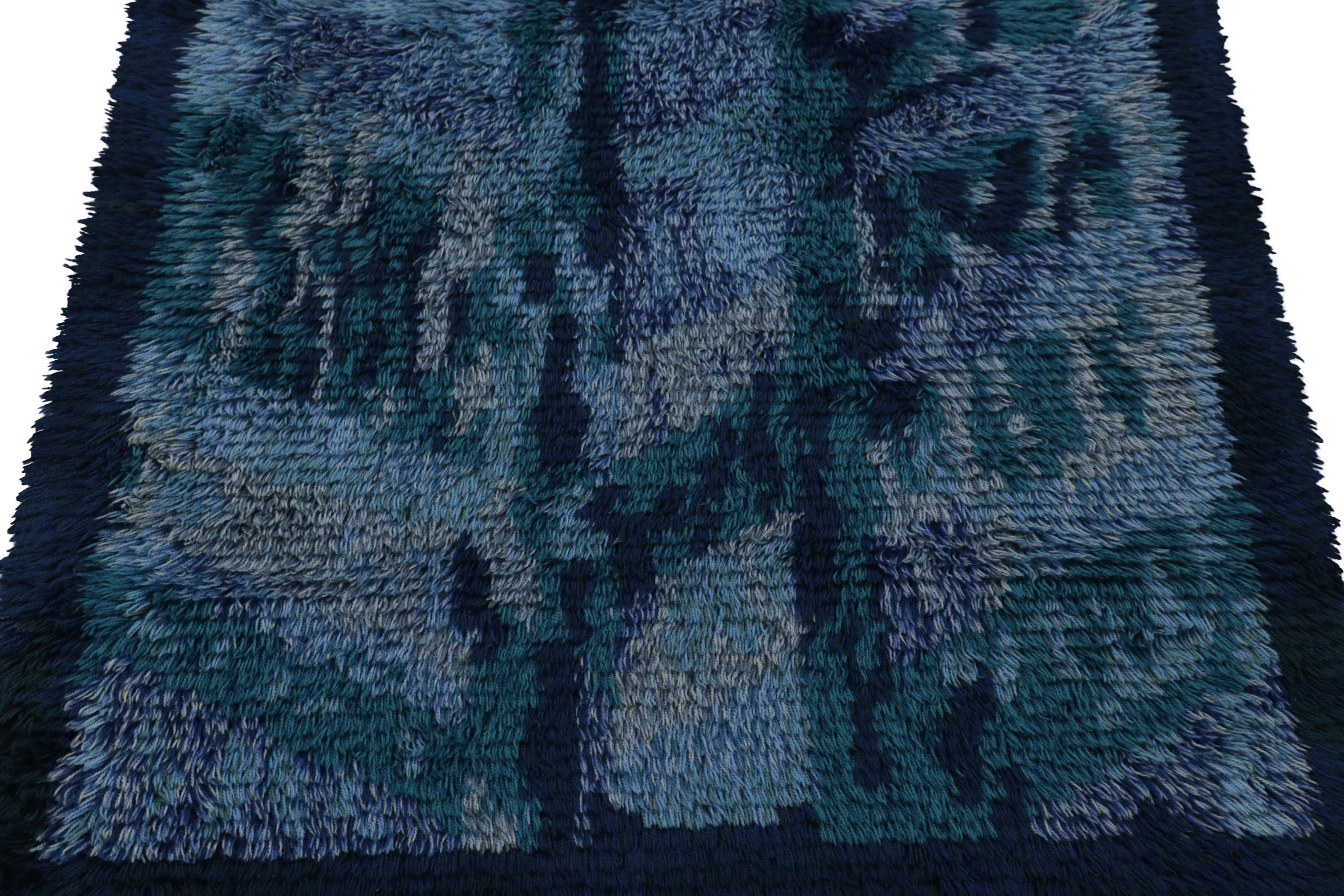Tribal Tapis suédois vintage Rya, abstrait scandinave dans des tons bleus profonds - Rug & Kilim en vente