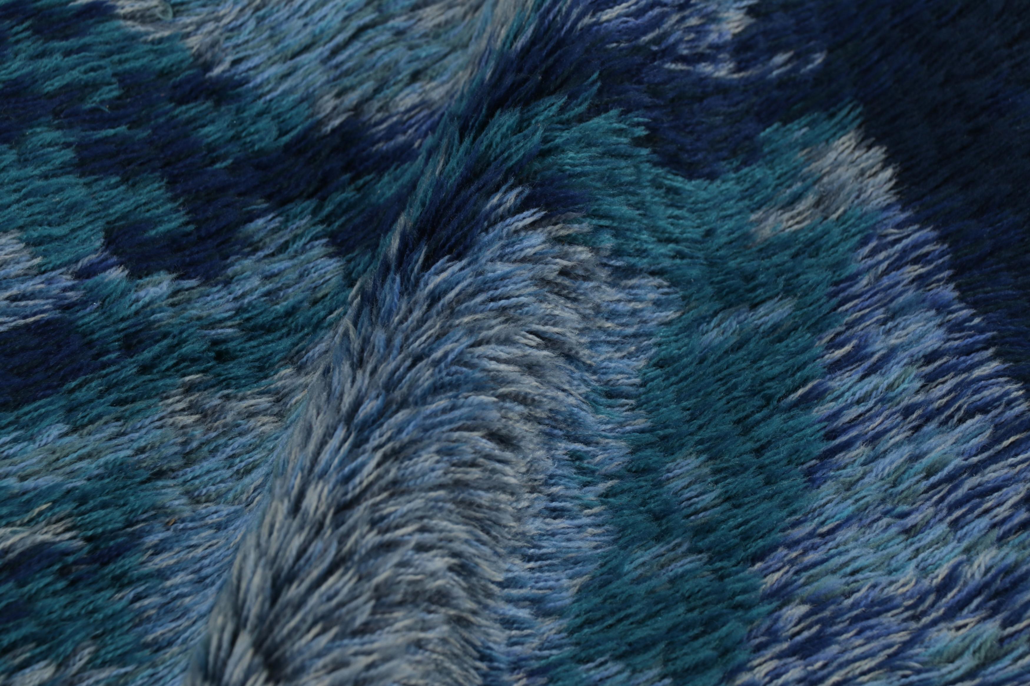 Tapis suédois vintage Rya, abstrait scandinave dans des tons bleus profonds - Rug & Kilim Bon état - En vente à Long Island City, NY