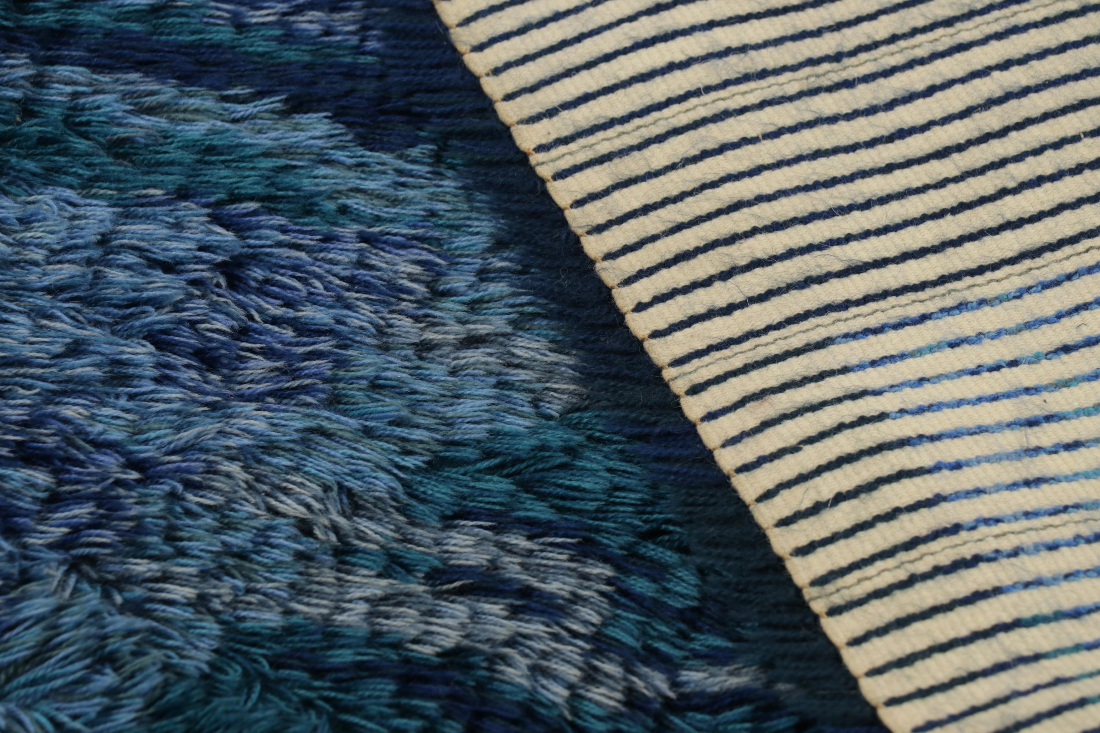Milieu du XVIIe siècle Tapis suédois vintage Rya, abstrait scandinave dans des tons bleus profonds - Rug & Kilim en vente