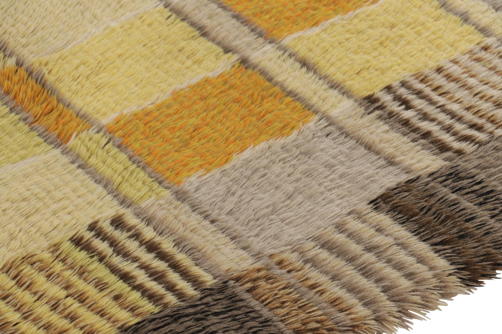 Dieser schwedische Rya-Teppich im Format 4x6, handgeknüpft aus üppiger, hochfloriger Wolle in Schweden um 1960-1970, ist eine kühne neue Ergänzung zu Rug & Kilims Auswahl an ikonischen, einzigartigen skandinavischen Teppichen dieser Herkunft aus der