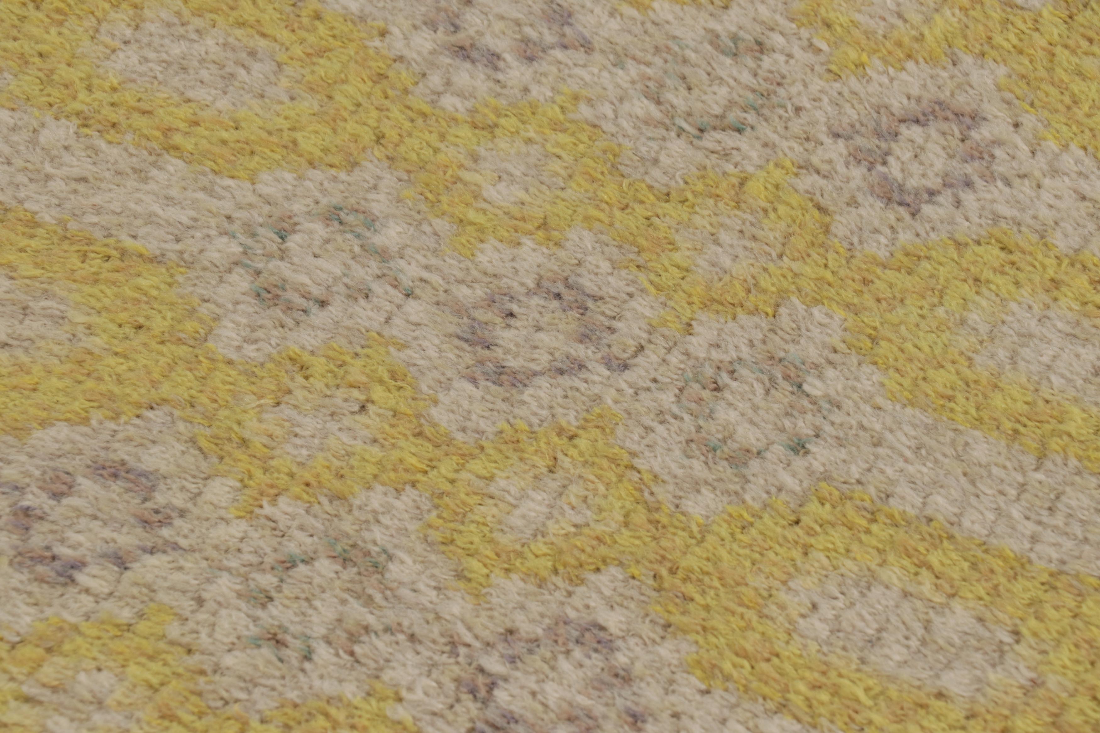 Annodato a mano in lussureggiante lana a pelo alto in Svezia intorno al 1960-1970, questo tappeto vintage Rya svedese 4x7 è una nuova e audace aggiunta alla collezione di Rug & Kilim di tappeti scandinavi della metà del secolo, iconici e da